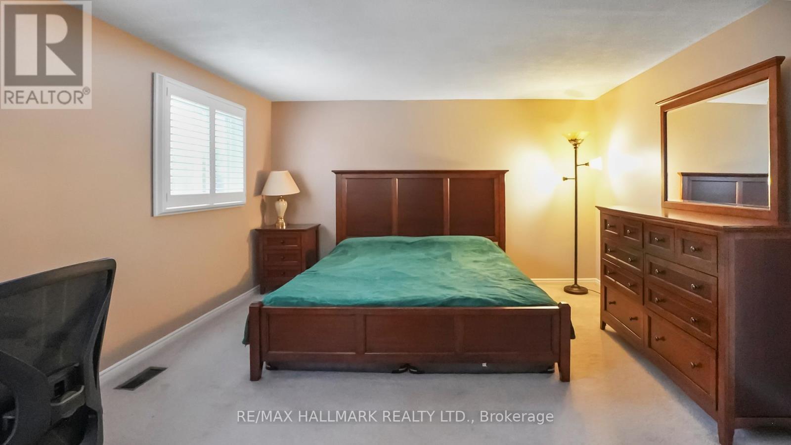 22 Avondale Crescent, Aurora, ON - Indoor Photo Showing Bedroom