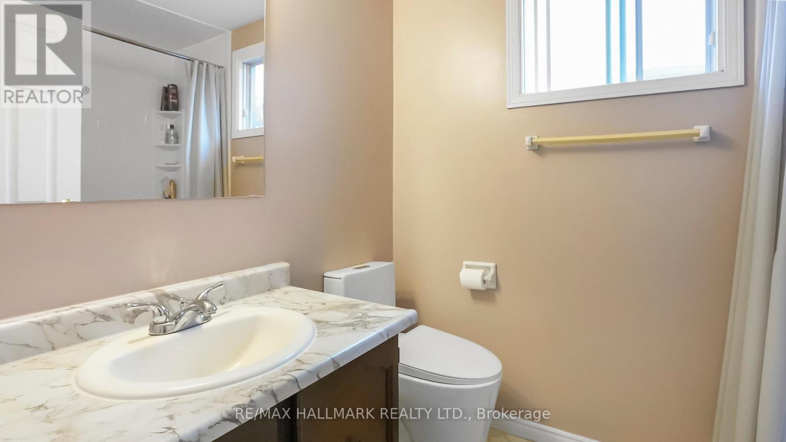 22 Avondale Crescent, Aurora, ON - Indoor Photo Showing Bathroom