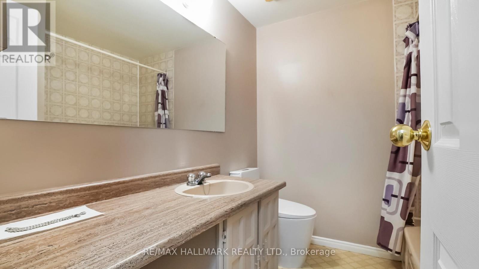 22 Avondale Crescent, Aurora, ON - Indoor Photo Showing Bathroom