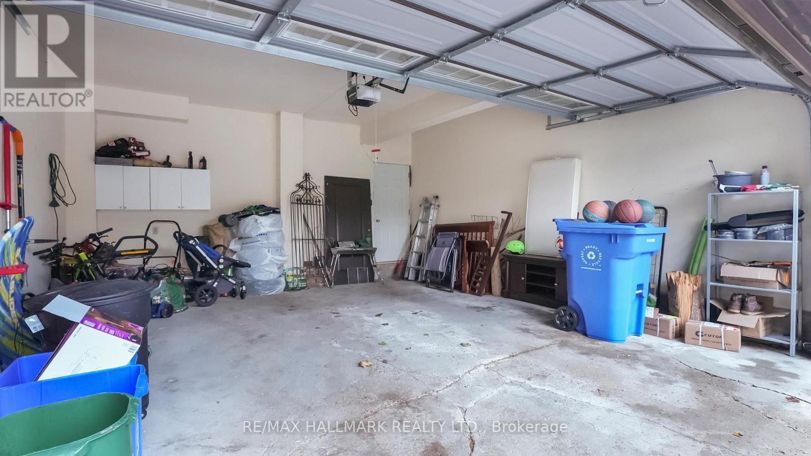 22 Avondale Crescent, Aurora, ON - Indoor Photo Showing Garage