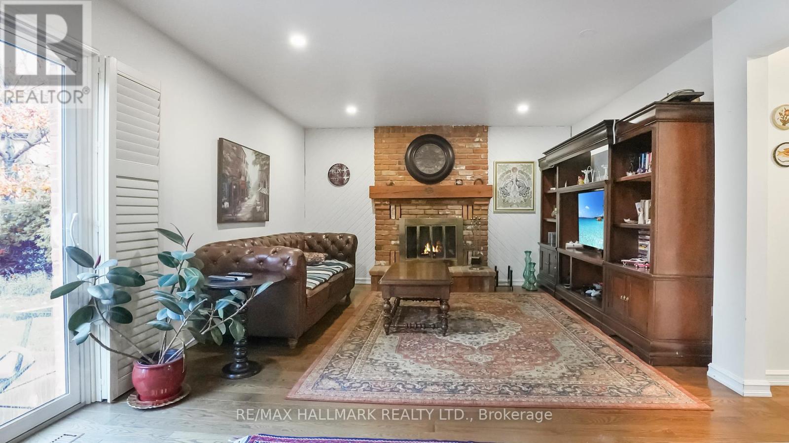 22 Avondale Crescent, Aurora, ON - Indoor With Fireplace