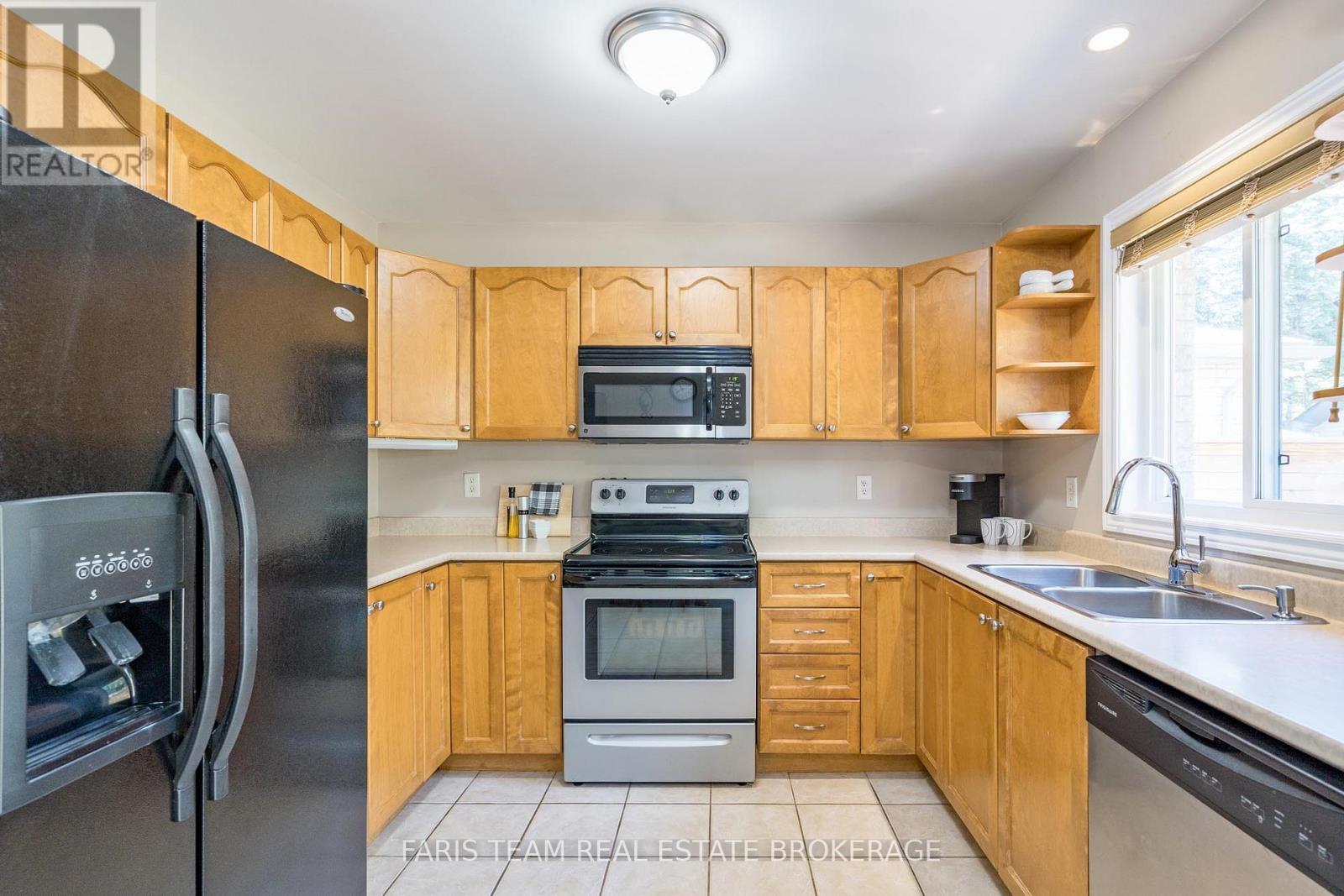 290 Edgehill Drive, Barrie, ON - Indoor Photo Showing Kitchen With Double Sink
