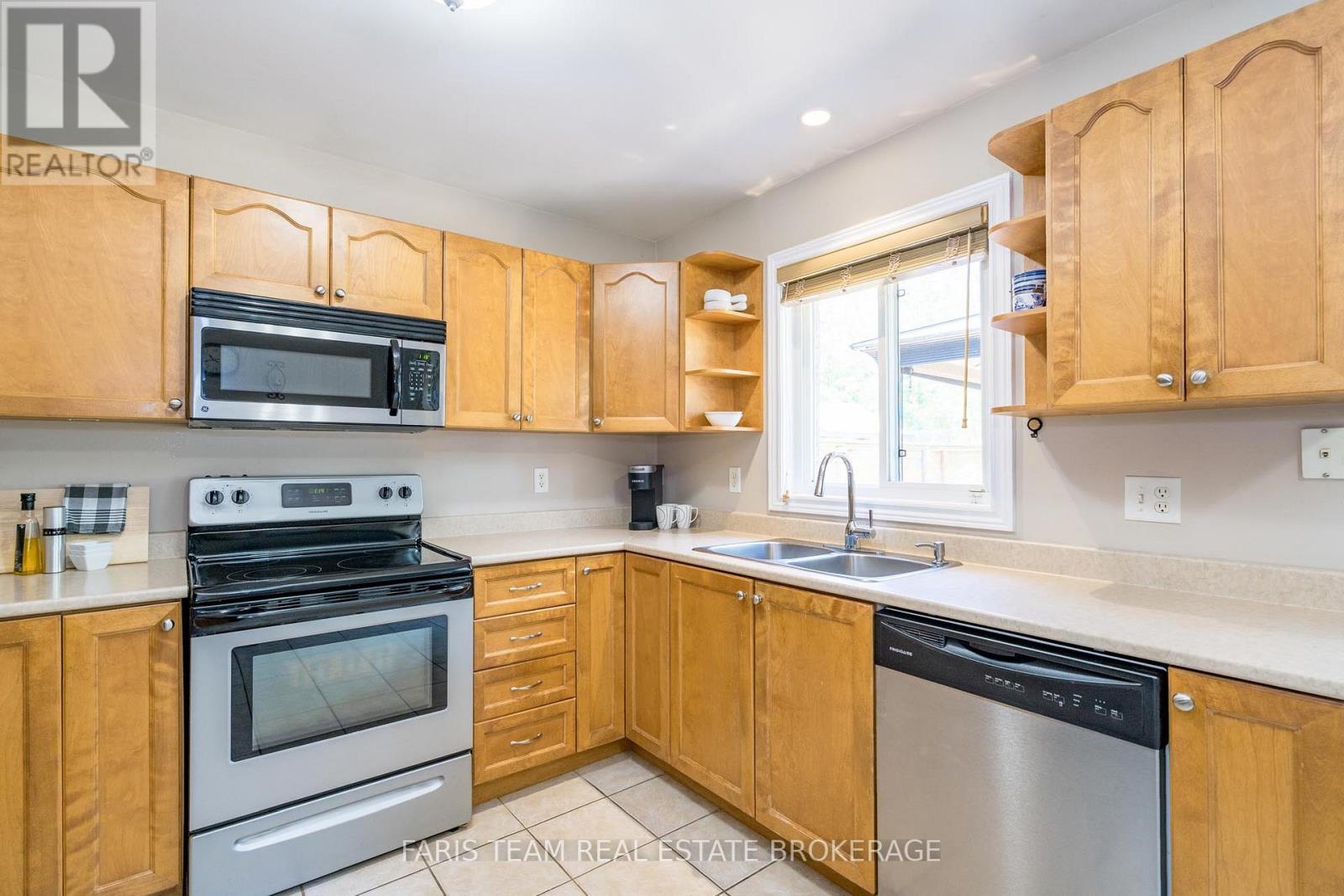 290 Edgehill Drive, Barrie, ON - Indoor Photo Showing Kitchen With Double Sink