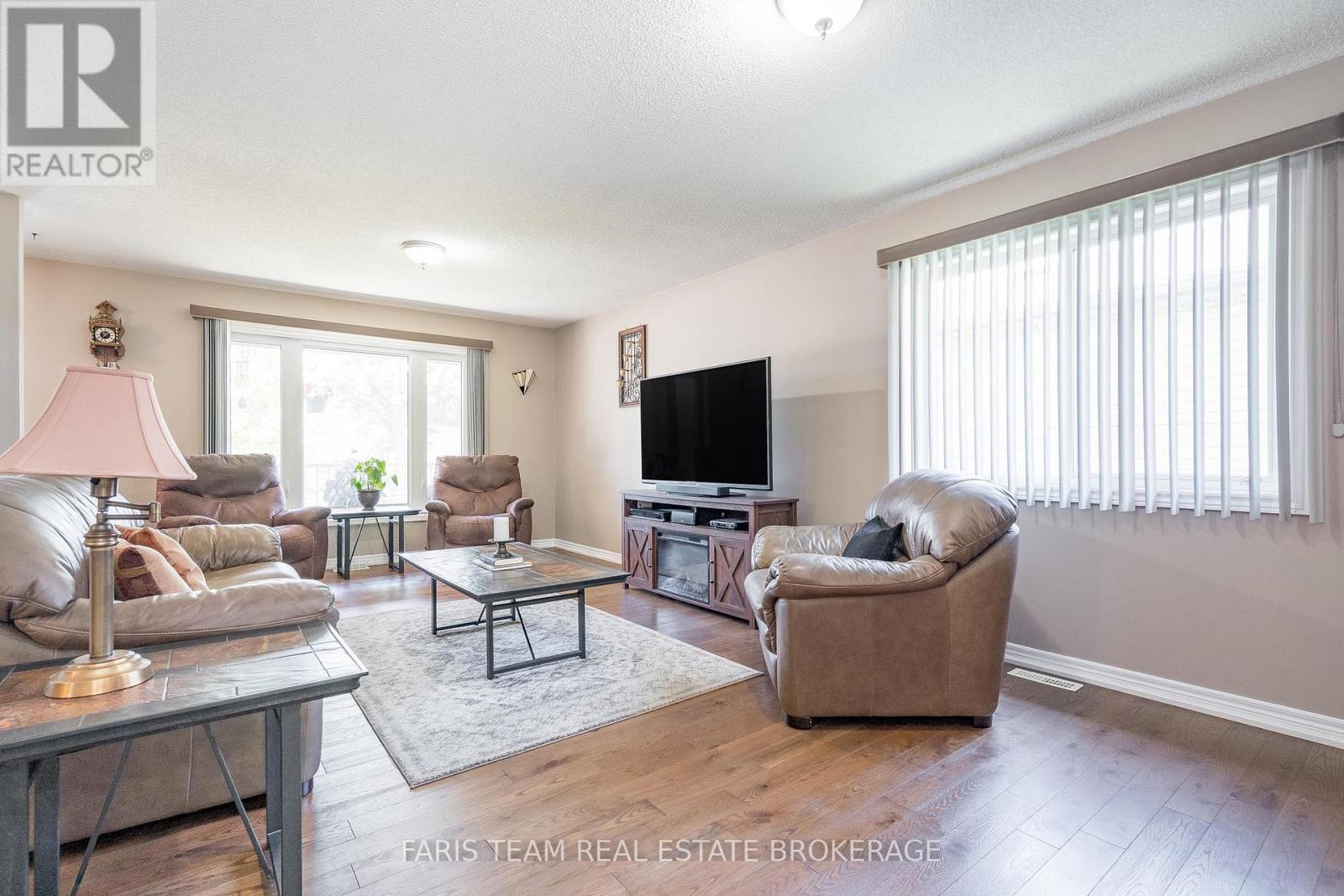290 Edgehill Drive, Barrie, ON - Indoor Photo Showing Living Room