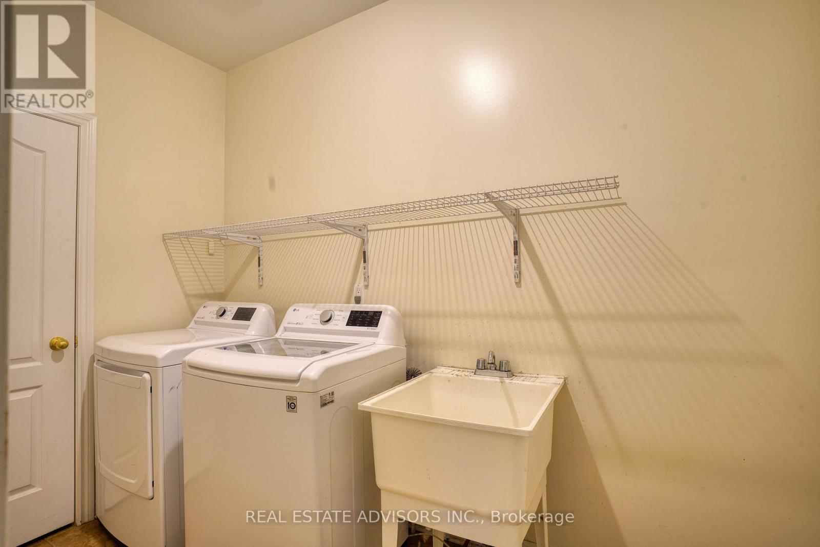3208 Countess Crescent, Mississauga, ON - Indoor Photo Showing Laundry Room
