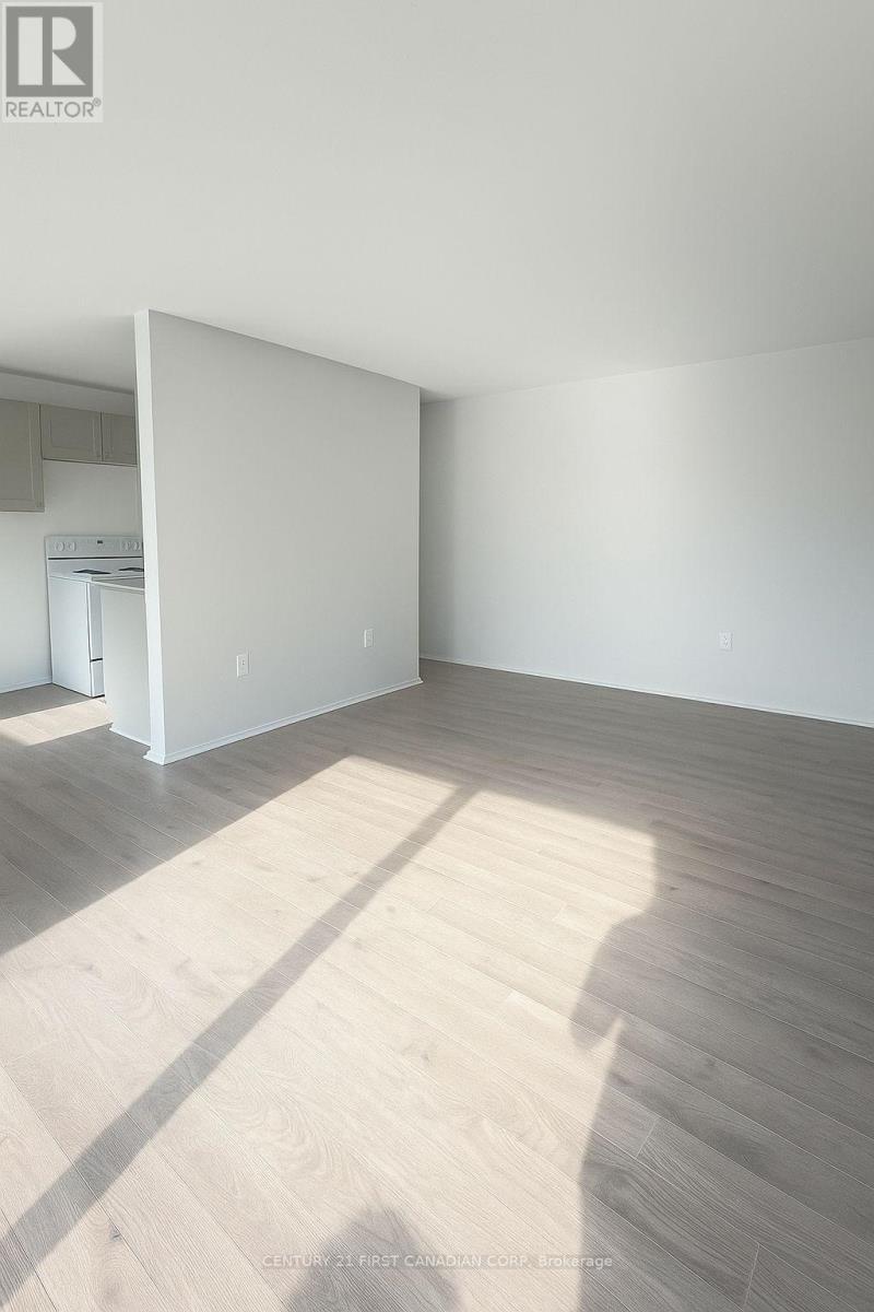 312 - 1830 Dumont Street, London East (East H), ON - Indoor Photo Showing Other Room