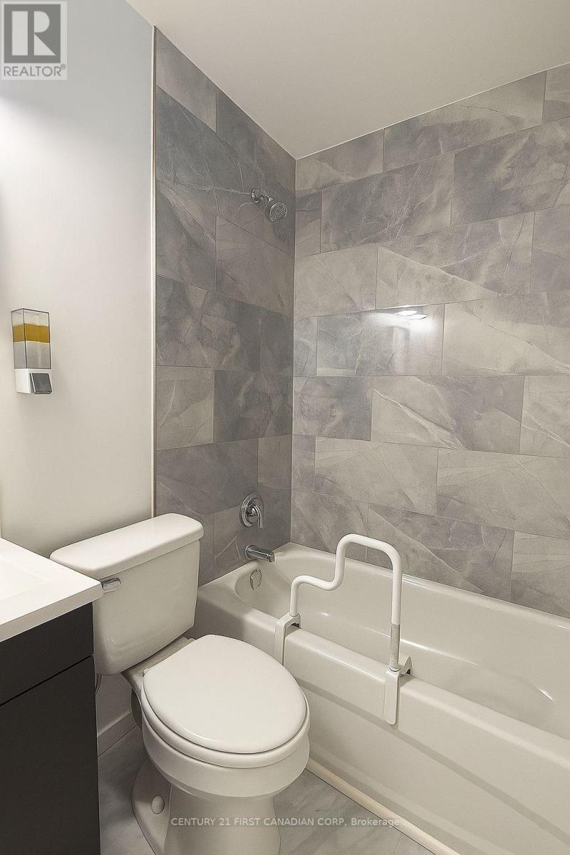 312 - 1830 Dumont Street, London East (East H), ON - Indoor Photo Showing Bathroom