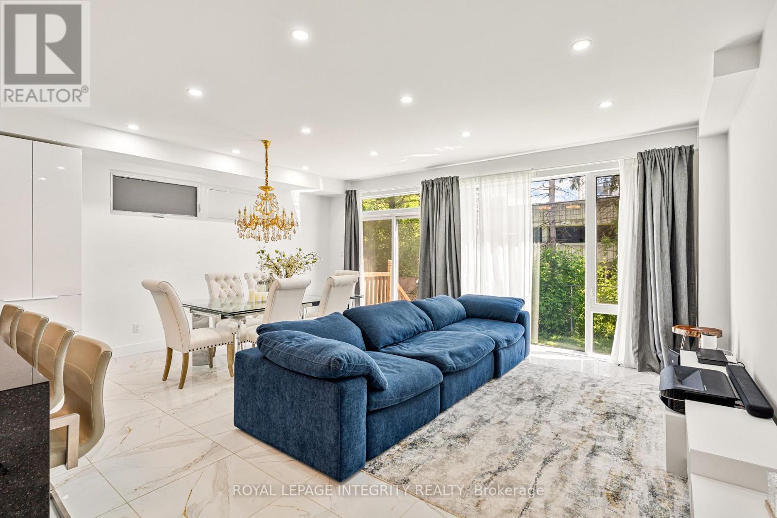 266 Currell Avenue, Ottawa, ON - Indoor Photo Showing Living Room