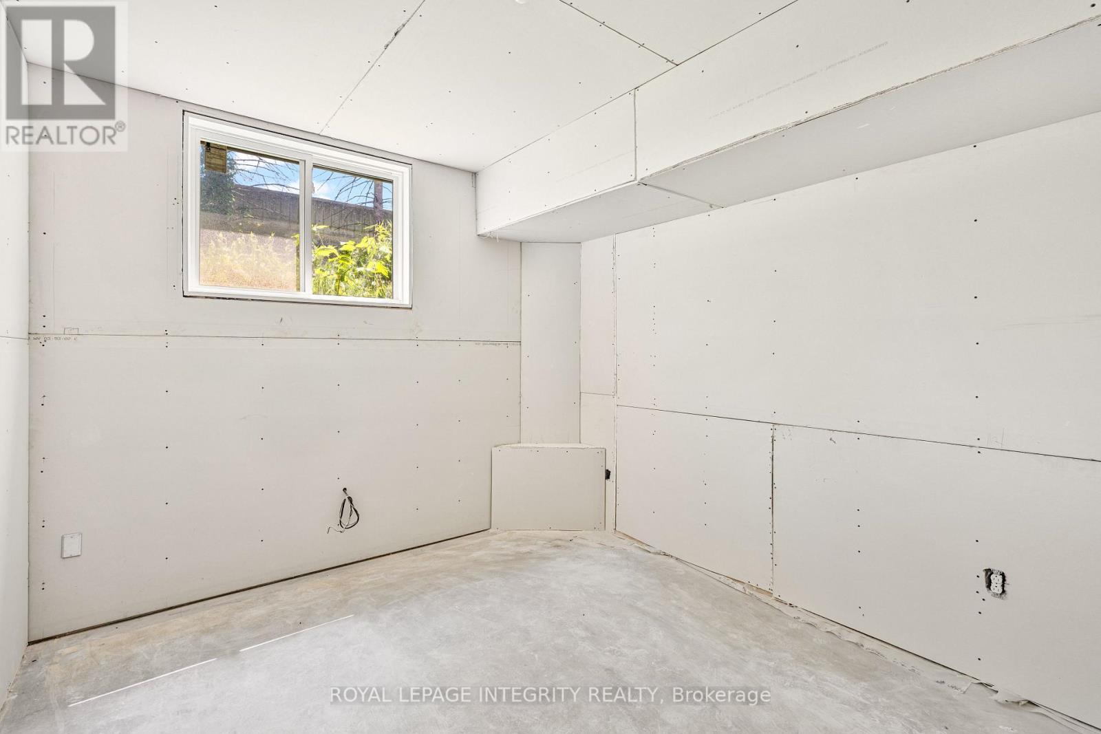 266 Currell Avenue, Ottawa, ON - Indoor Photo Showing Garage