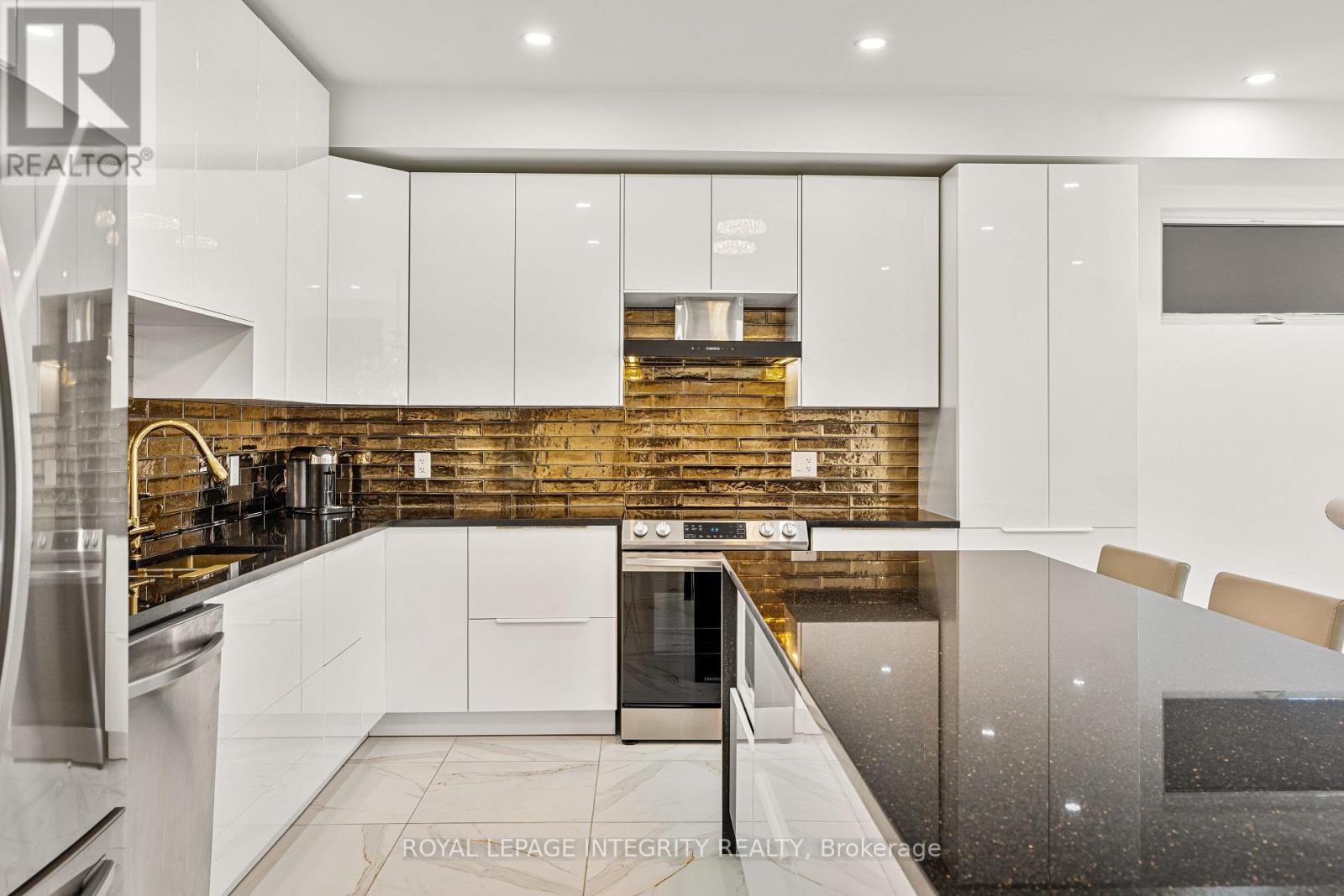 266 Currell Avenue, Ottawa, ON - Indoor Photo Showing Kitchen With Upgraded Kitchen