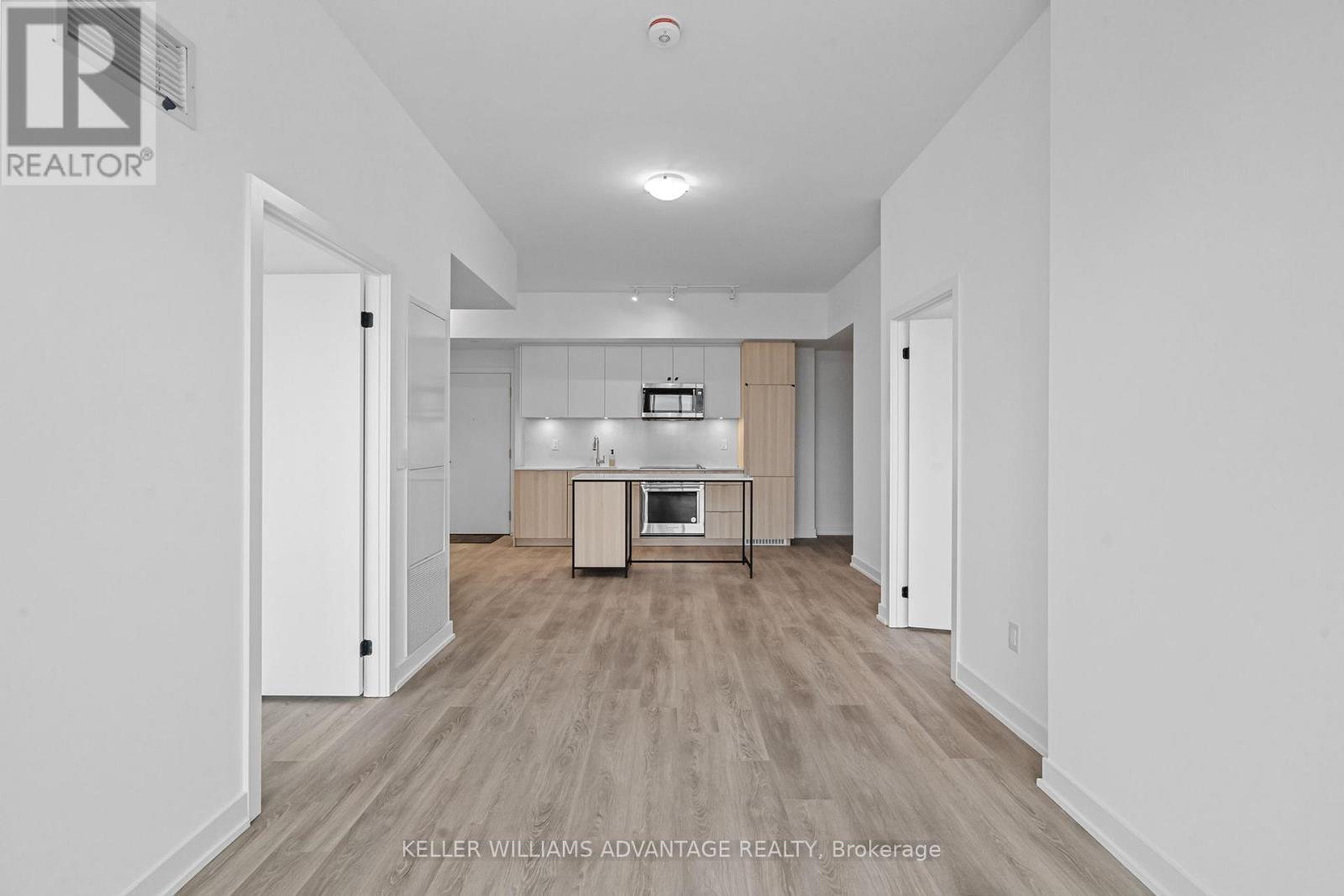 307 - 220 Missinnihe Way, Mississauga, ON - Indoor Photo Showing Kitchen