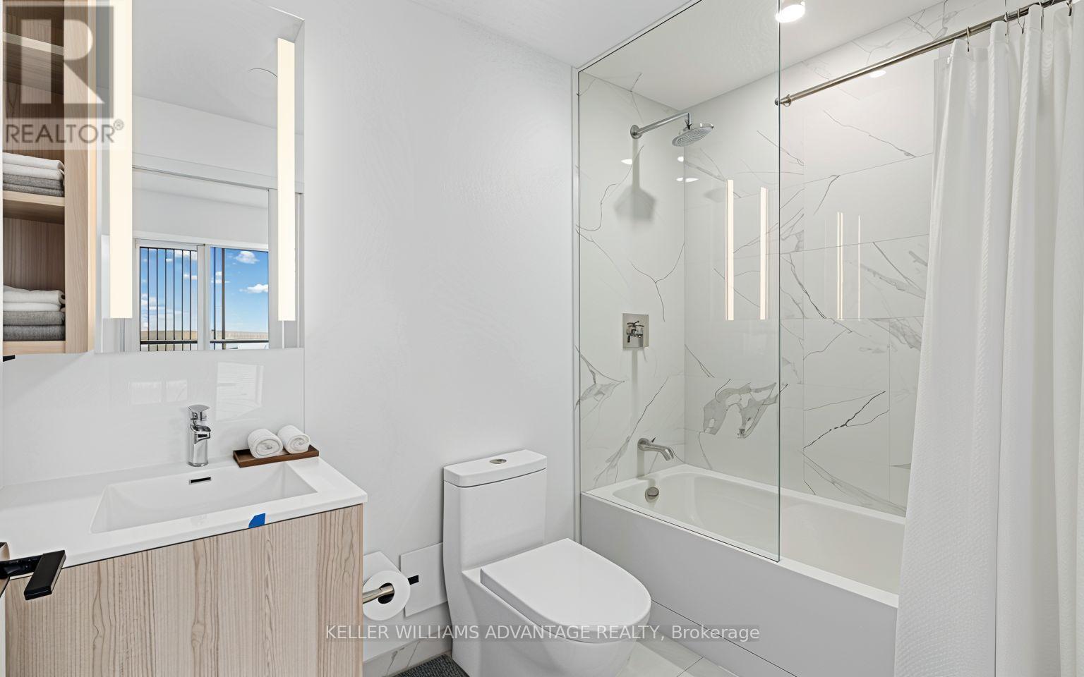 307 - 220 Missinnihe Way, Mississauga, ON - Indoor Photo Showing Bathroom