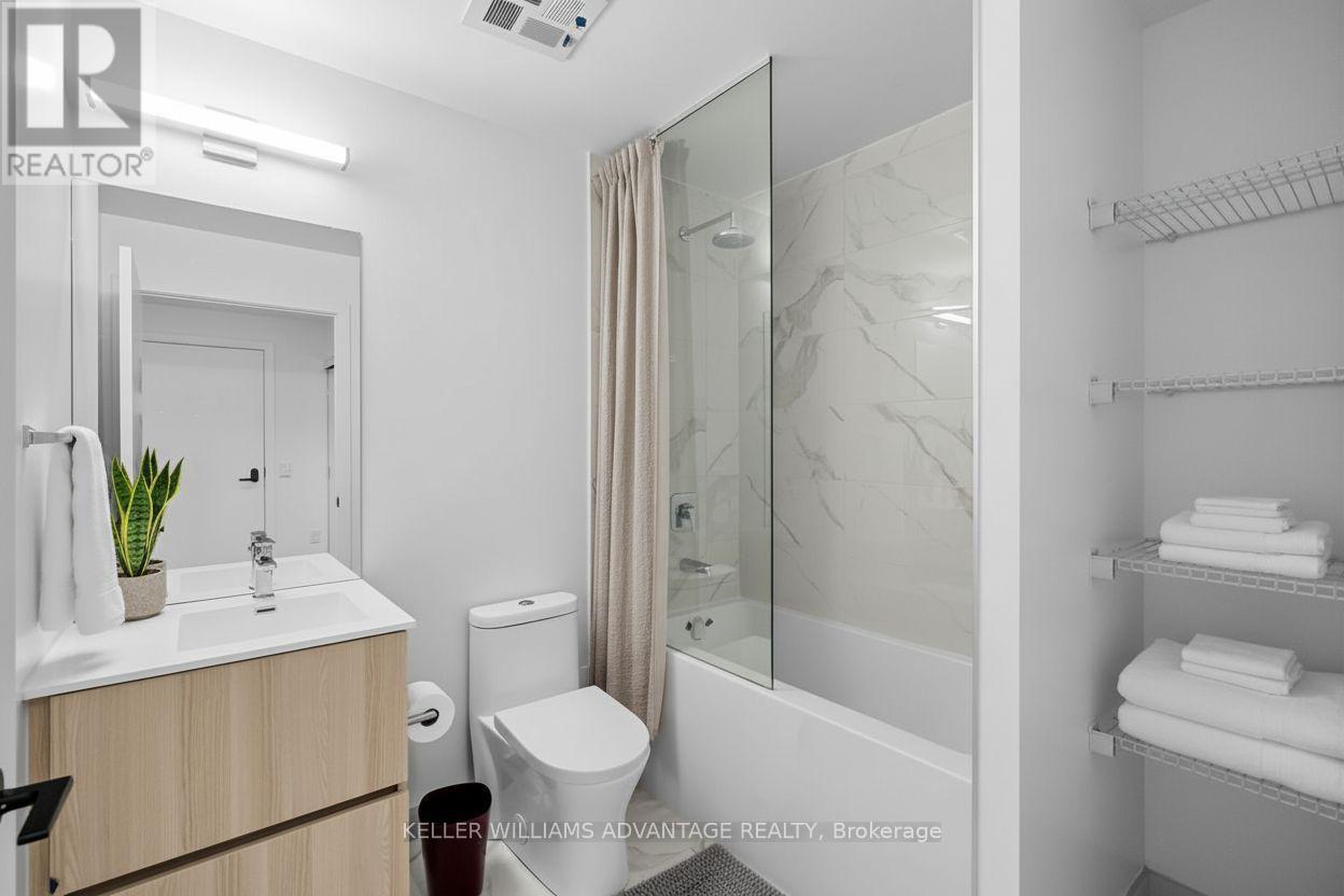 307 - 220 Missinnihe Way, Mississauga, ON - Indoor Photo Showing Bathroom