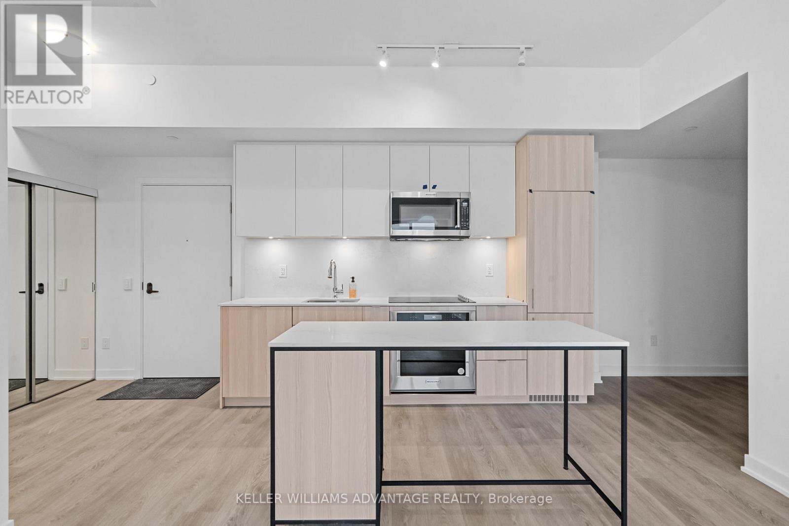 307 - 220 Missinnihe Way, Mississauga, ON - Indoor Photo Showing Kitchen With Upgraded Kitchen