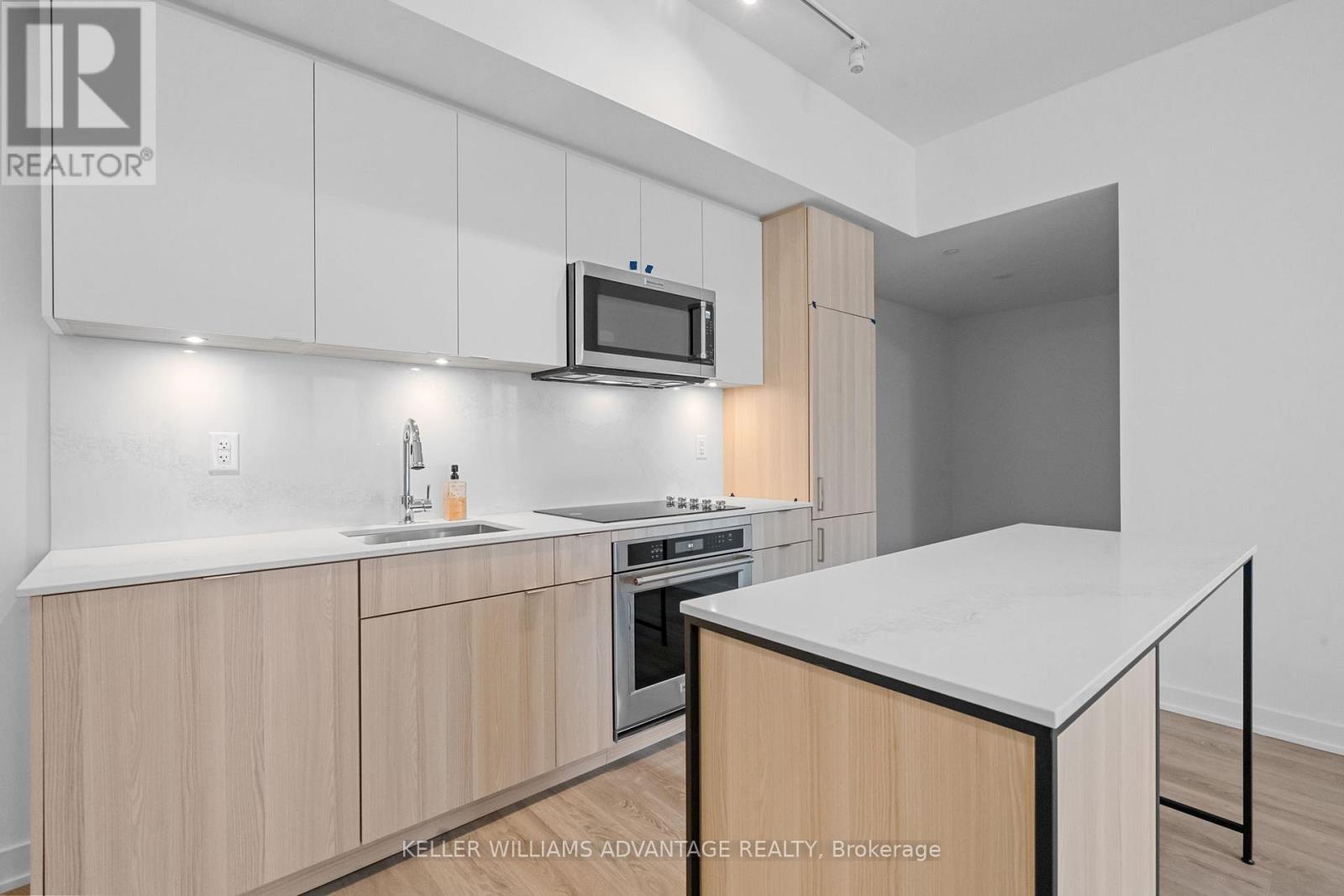 307 - 220 Missinnihe Way, Mississauga, ON - Indoor Photo Showing Kitchen With Upgraded Kitchen