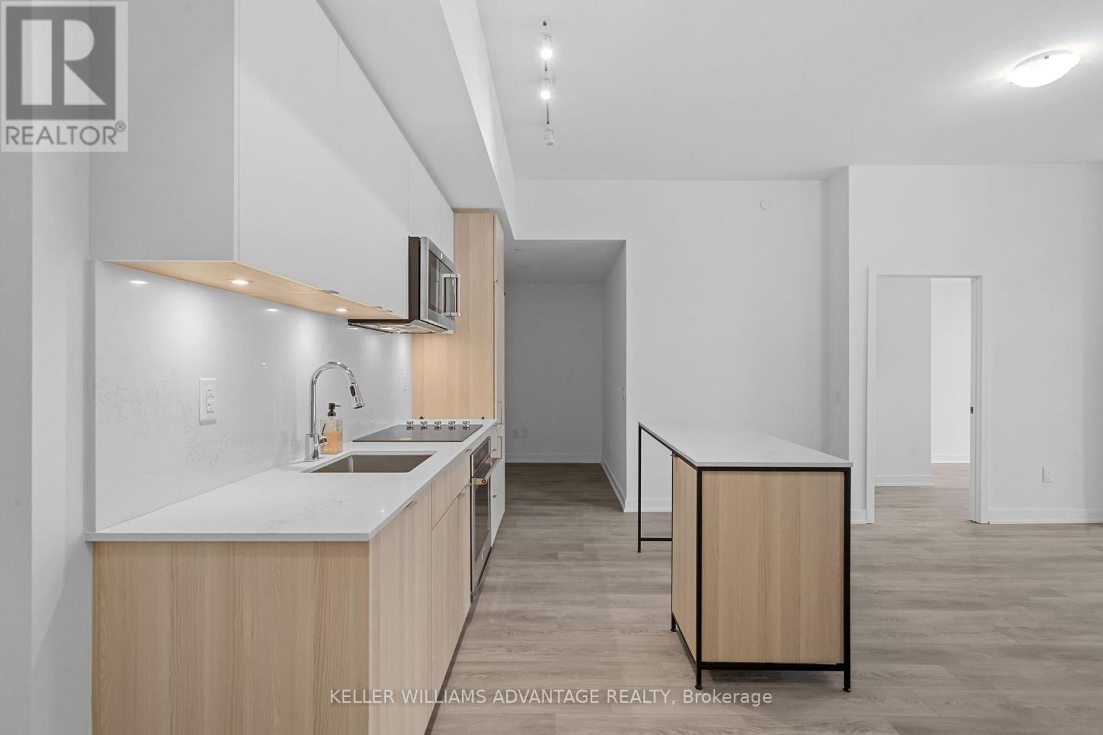 307 - 220 Missinnihe Way, Mississauga, ON - Indoor Photo Showing Kitchen