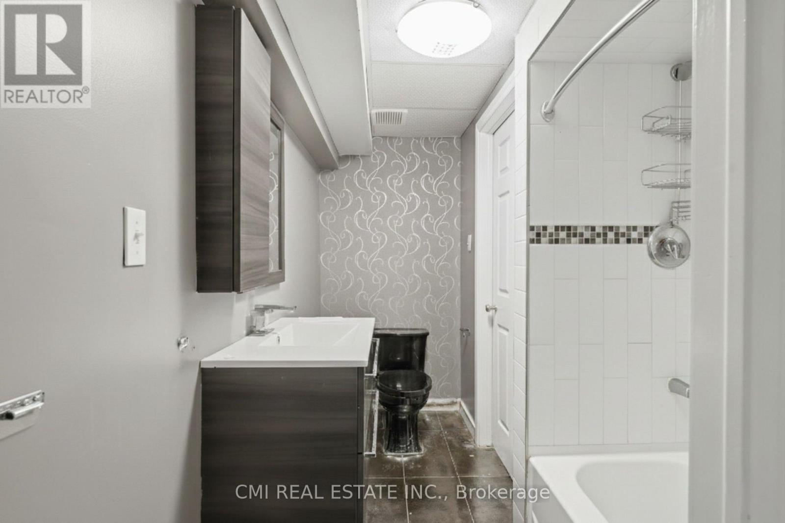 360 Culpepper Place, Waterloo, ON - Indoor Photo Showing Bathroom