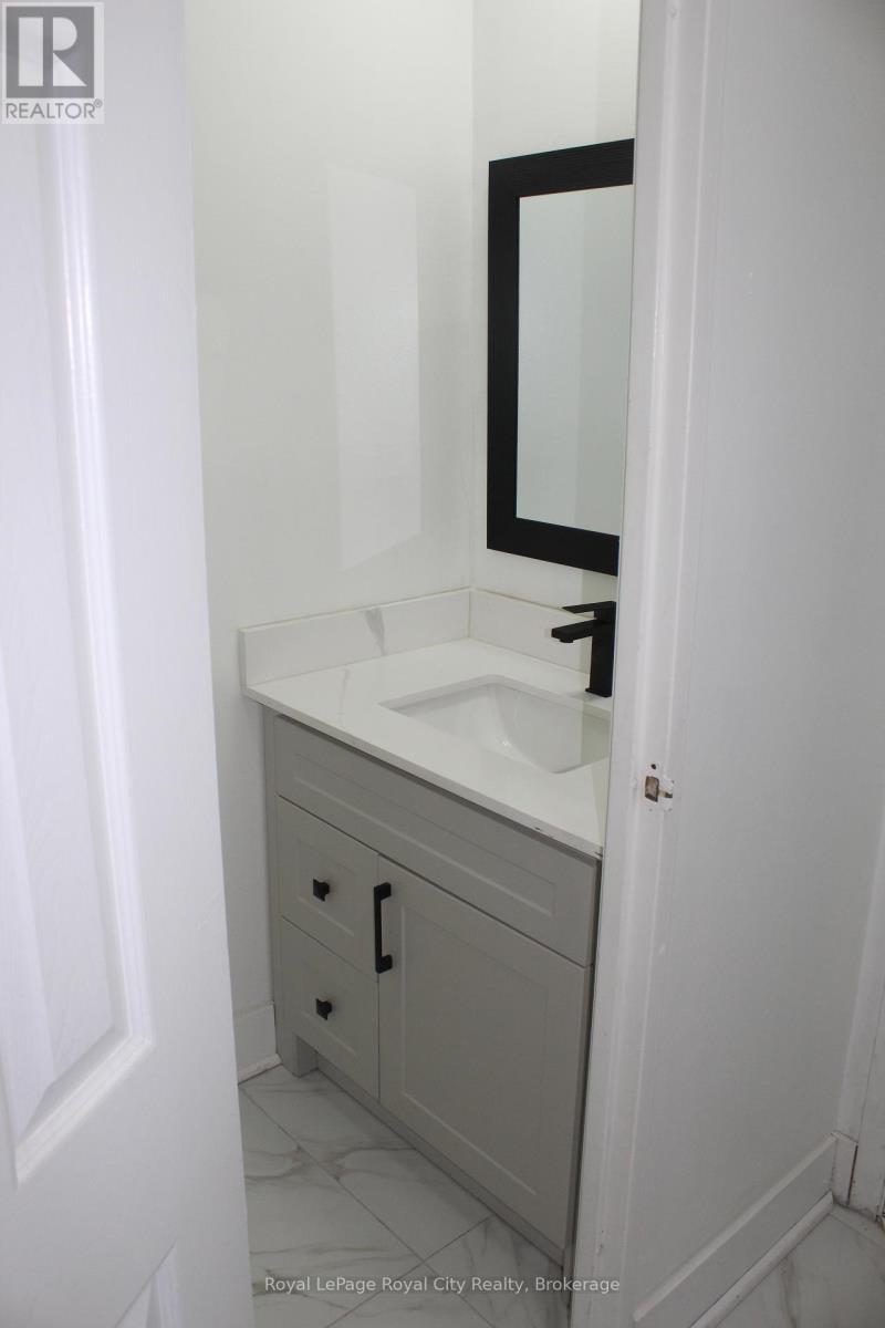 Powder - 137 Jansen Avenue, Kitchener, ON - Indoor Photo Showing Bathroom