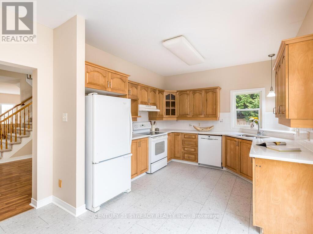 Gorgeous kitchen with lots of greatcounter space ! - 34 Eliza Crescent, Ottawa, ON - Indoor Photo Showing Kitchen