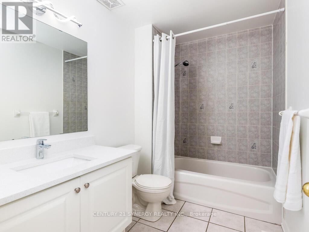 4 piece bath with new quartz counters and sink. - 34 Eliza Crescent, Ottawa, ON - Indoor Photo Showing Bathroom