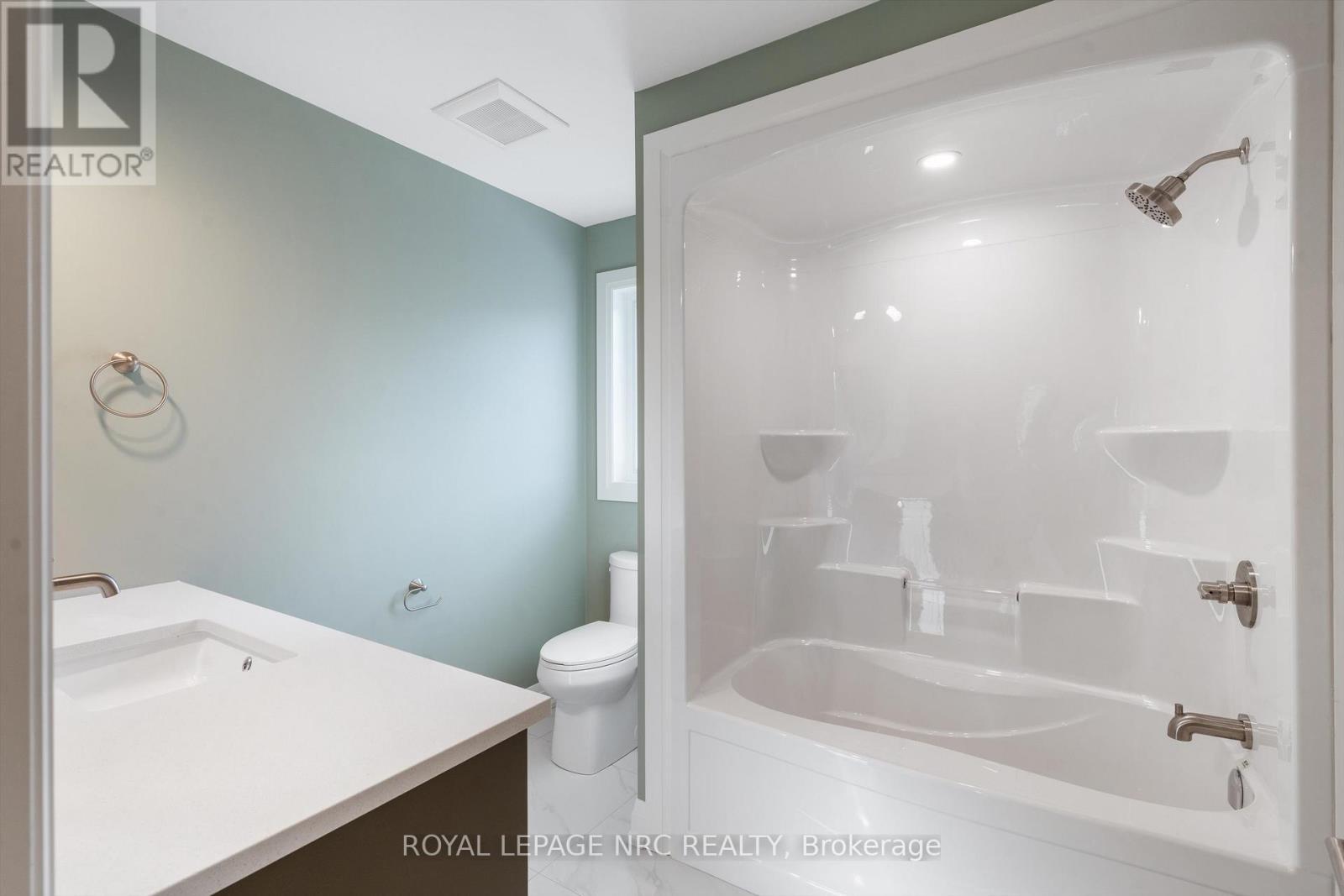 7619 Mulhern Road, Niagara Falls (Ascot), ON - Indoor Photo Showing Bathroom