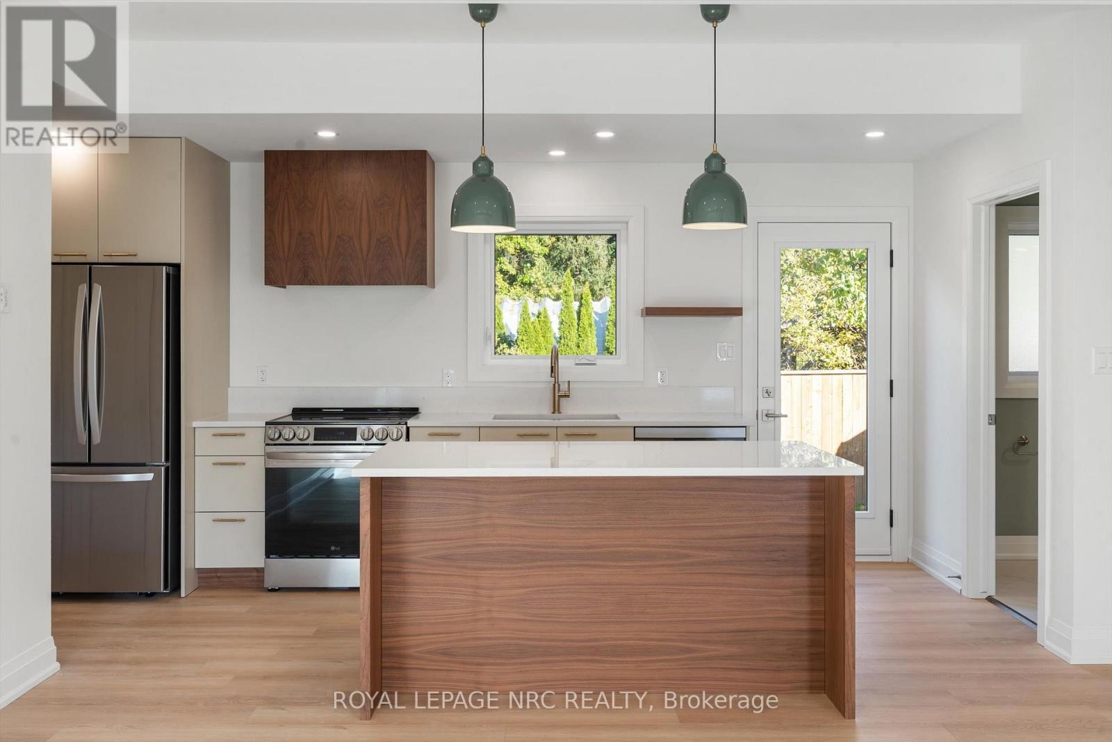 7619 Mulhern Road, Niagara Falls (Ascot), ON - Indoor Photo Showing Kitchen With Upgraded Kitchen