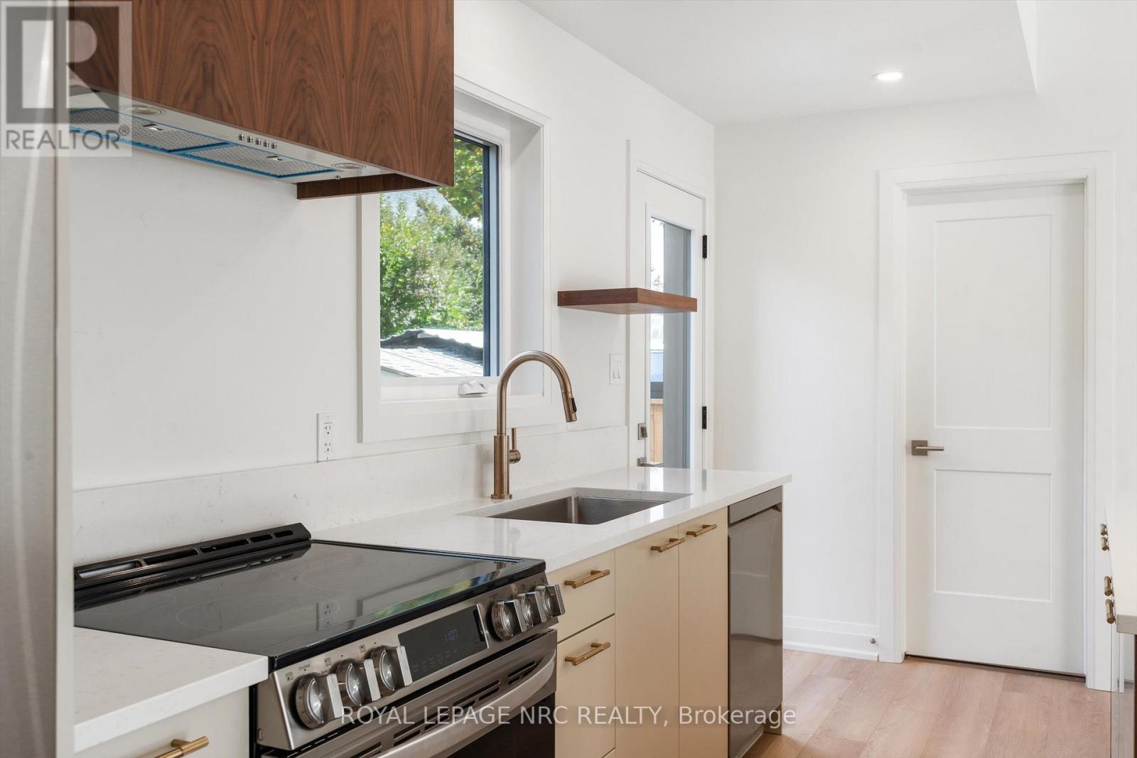 7619 Mulhern Road, Niagara Falls (Ascot), ON - Indoor Photo Showing Kitchen With Upgraded Kitchen