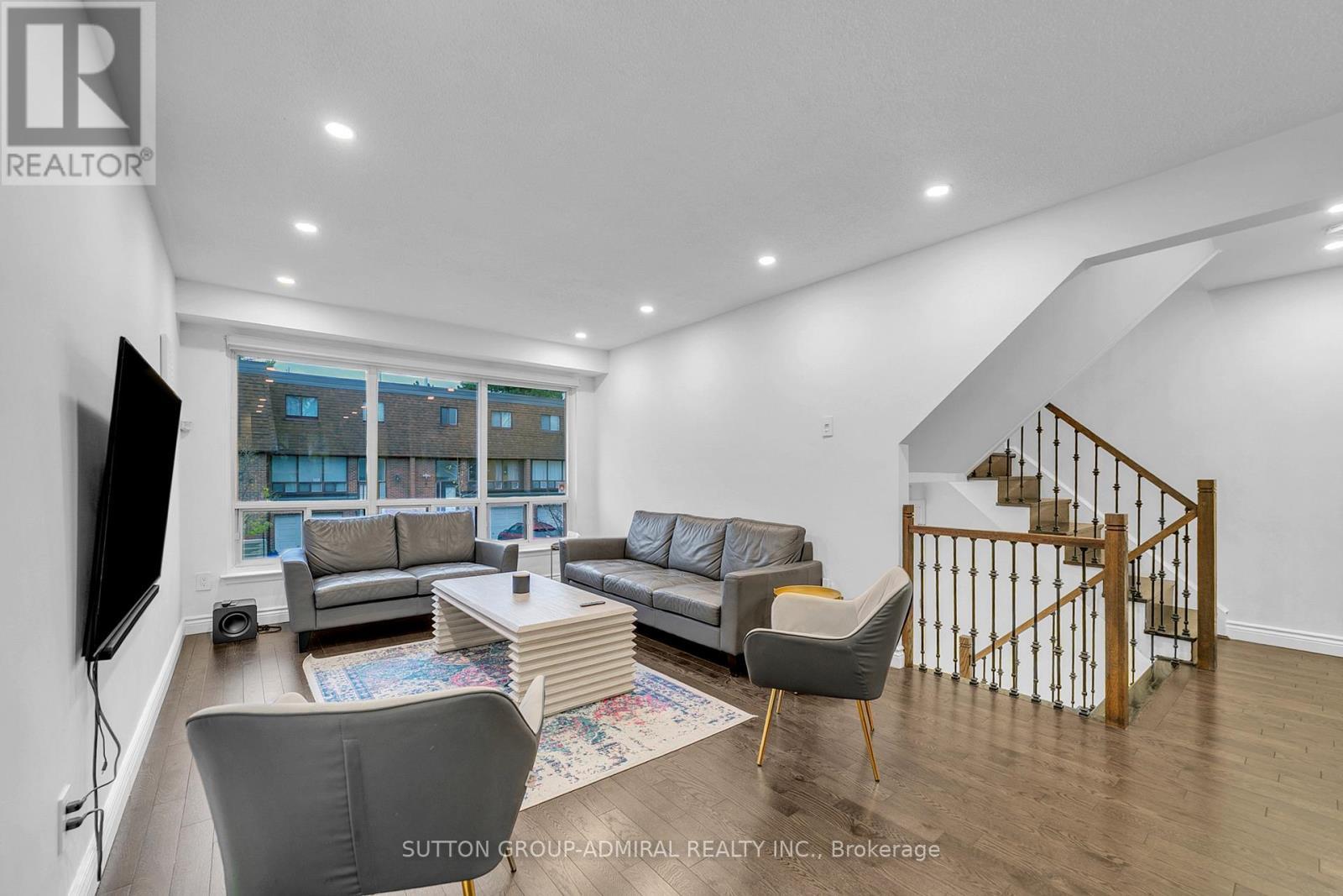 40 Stately Way, Markham, ON - Indoor Photo Showing Living Room