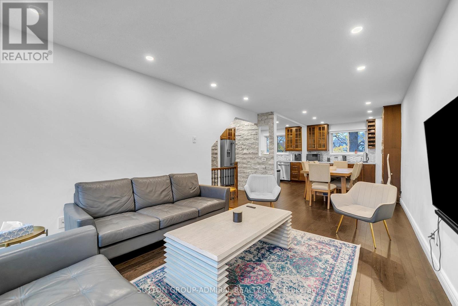 40 Stately Way, Markham, ON - Indoor Photo Showing Living Room