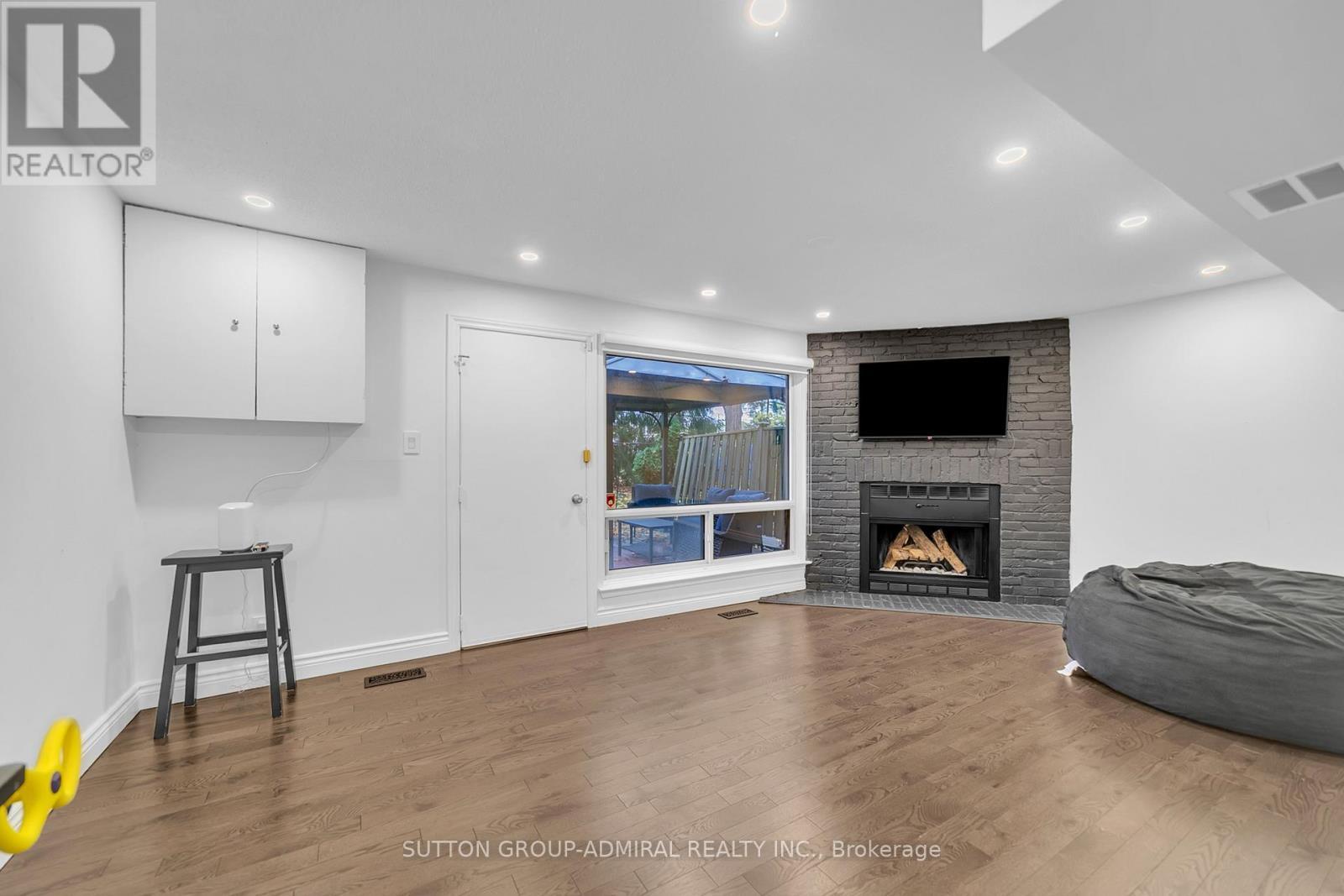 40 Stately Way, Markham, ON - Indoor Photo Showing Living Room With Fireplace