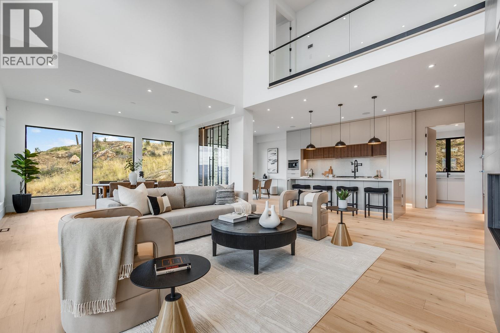 1122 Pearcy Court, Kelowna, BC - Indoor Photo Showing Living Room
