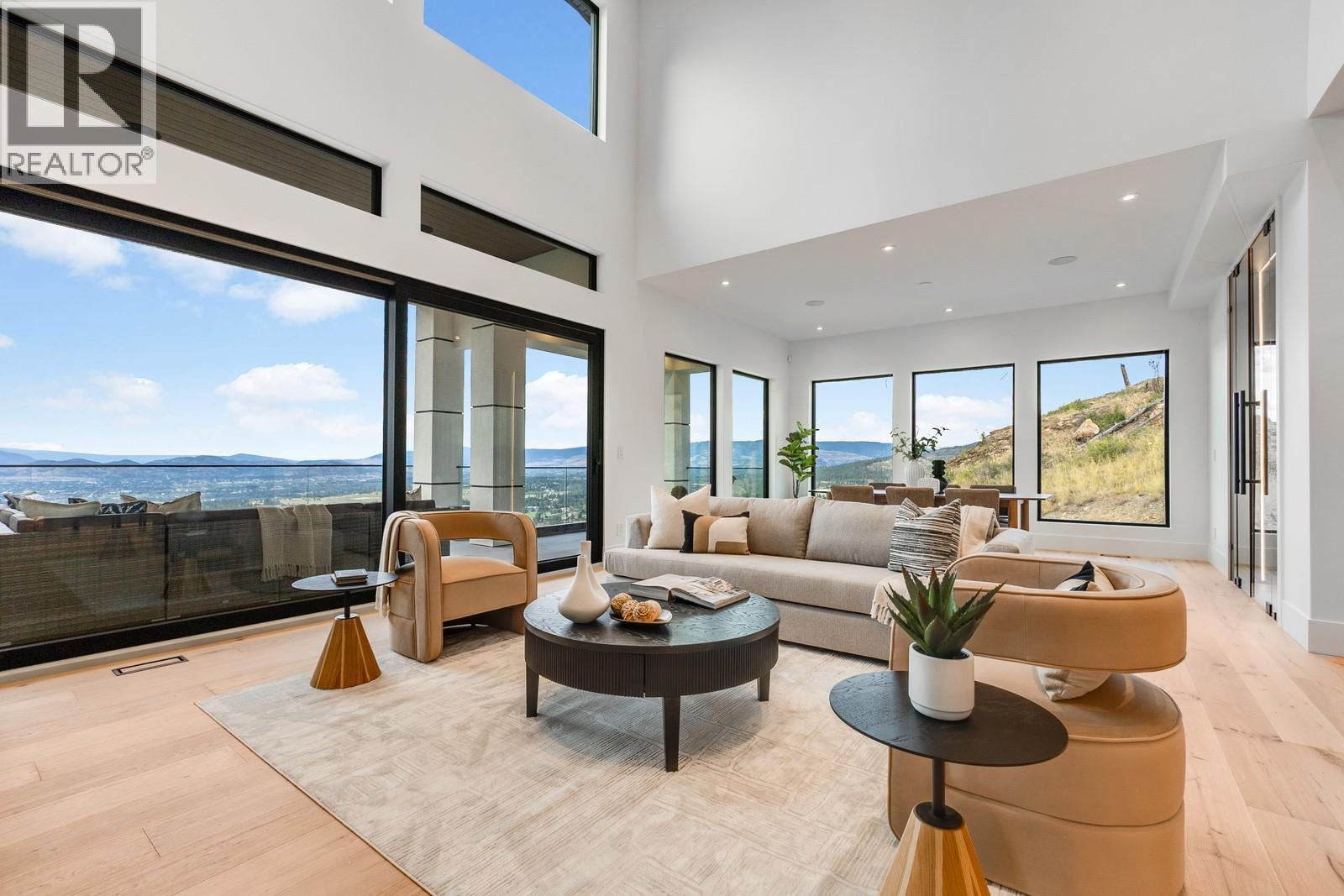 1122 Pearcy Court, Kelowna, BC - Indoor Photo Showing Living Room