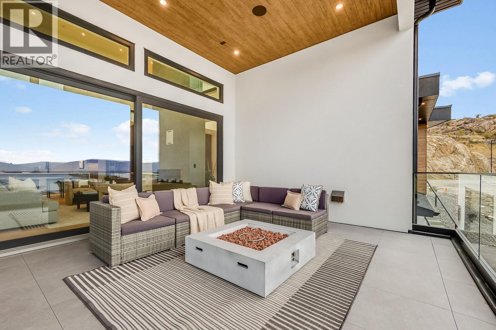 1122 Pearcy Court, Kelowna, BC - Indoor Photo Showing Living Room