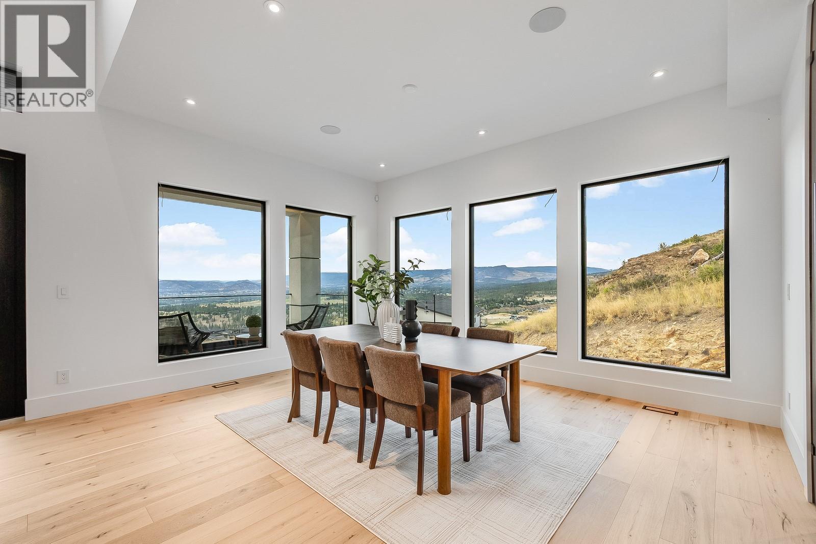 1122 Pearcy Court, Kelowna, BC - Indoor Photo Showing Dining Room