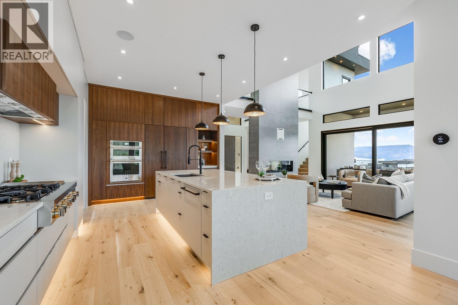 1122 Pearcy Court, Kelowna, BC - Indoor Photo Showing Kitchen With Upgraded Kitchen