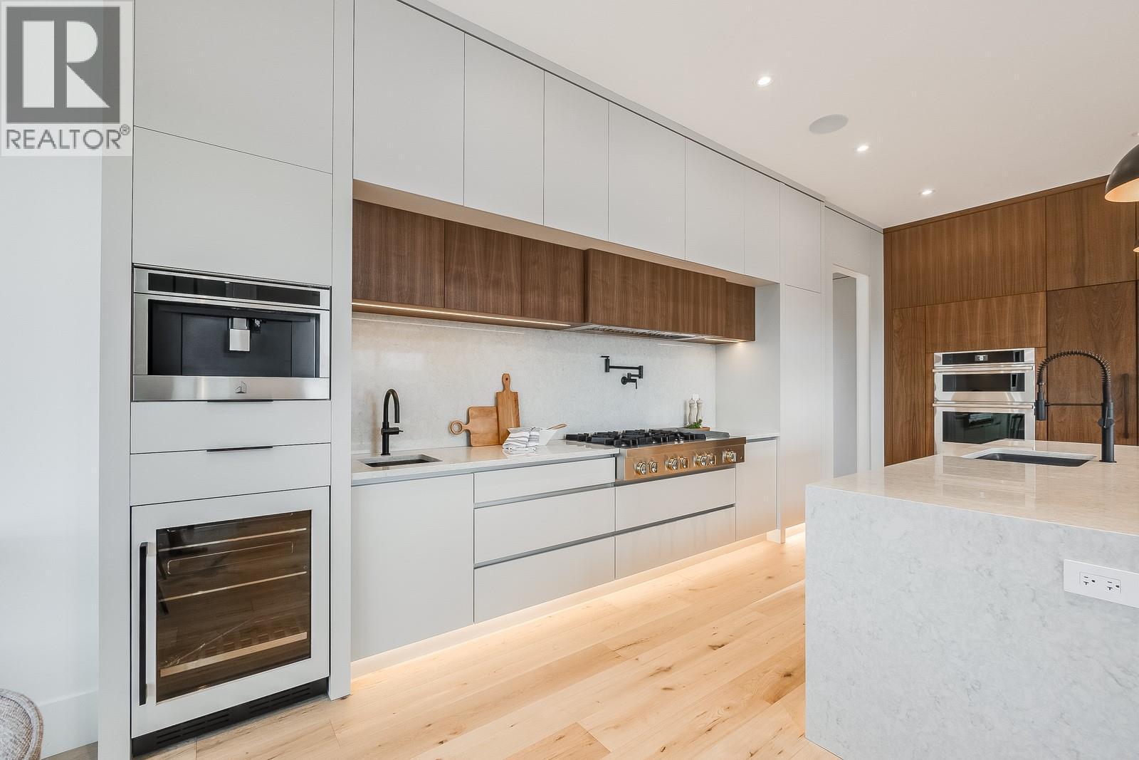 1122 Pearcy Court, Kelowna, BC - Indoor Photo Showing Kitchen