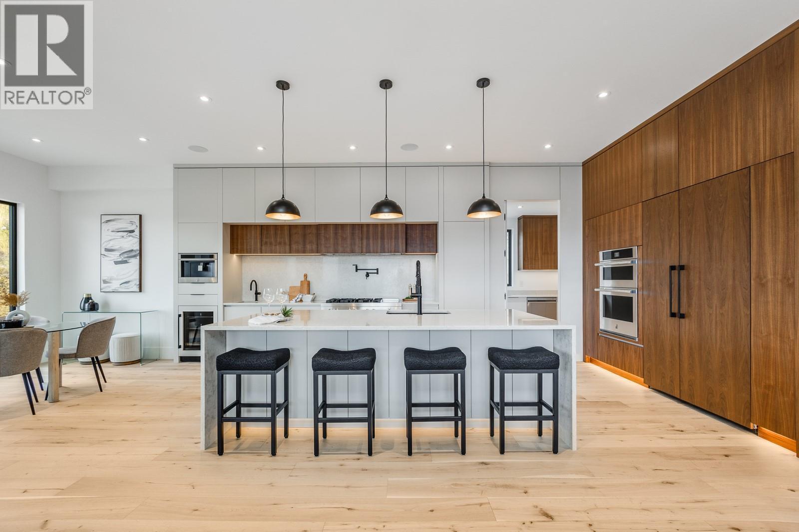 1122 Pearcy Court, Kelowna, BC - Indoor Photo Showing Kitchen With Upgraded Kitchen
