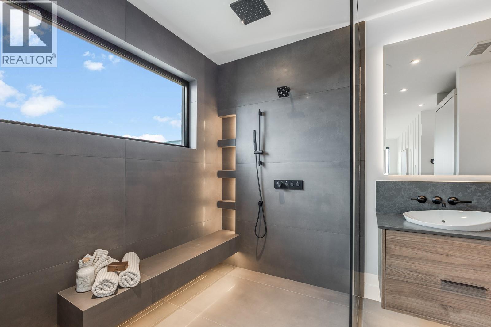 1122 Pearcy Court, Kelowna, BC - Indoor Photo Showing Bathroom