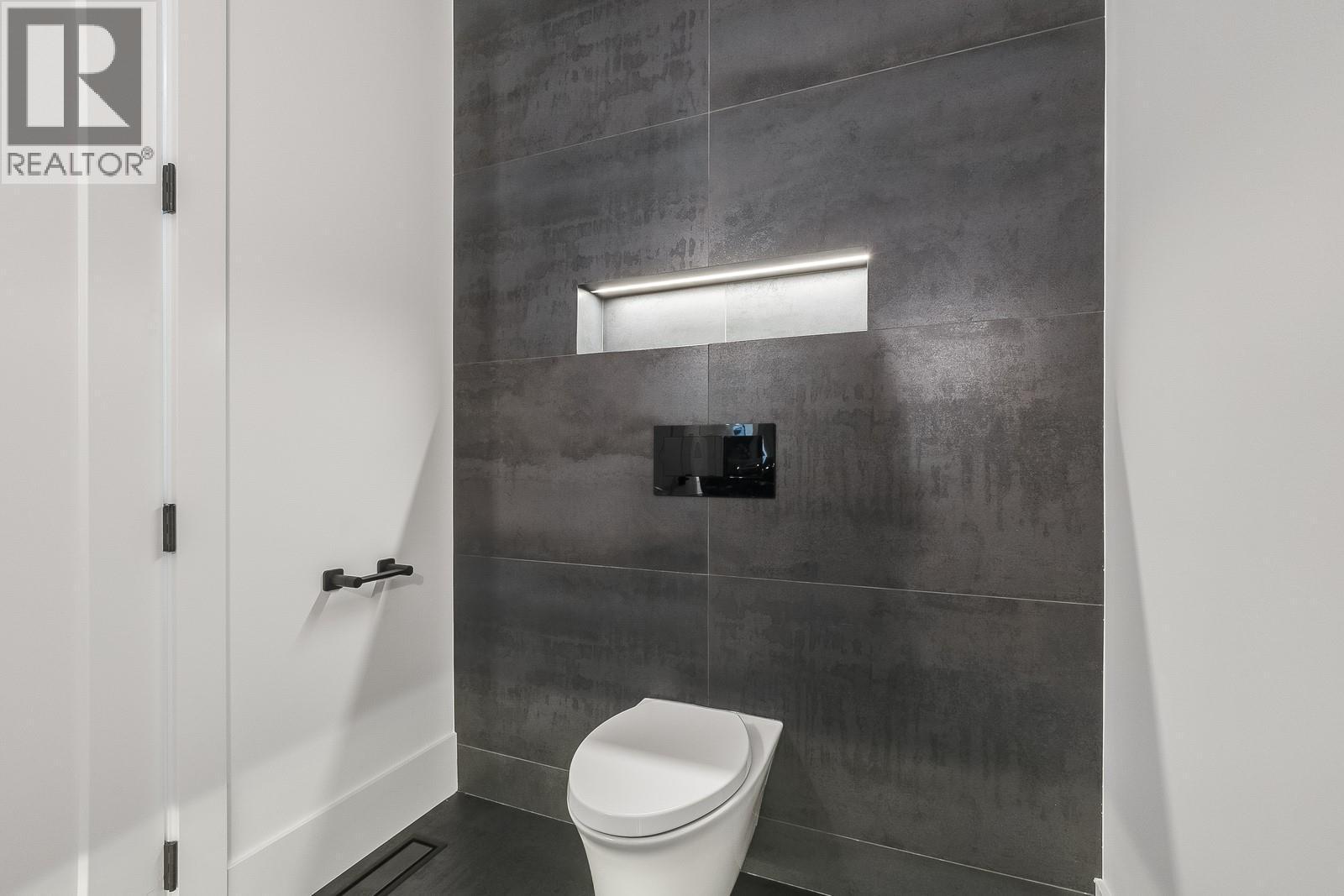 1122 Pearcy Court, Kelowna, BC - Indoor Photo Showing Bathroom