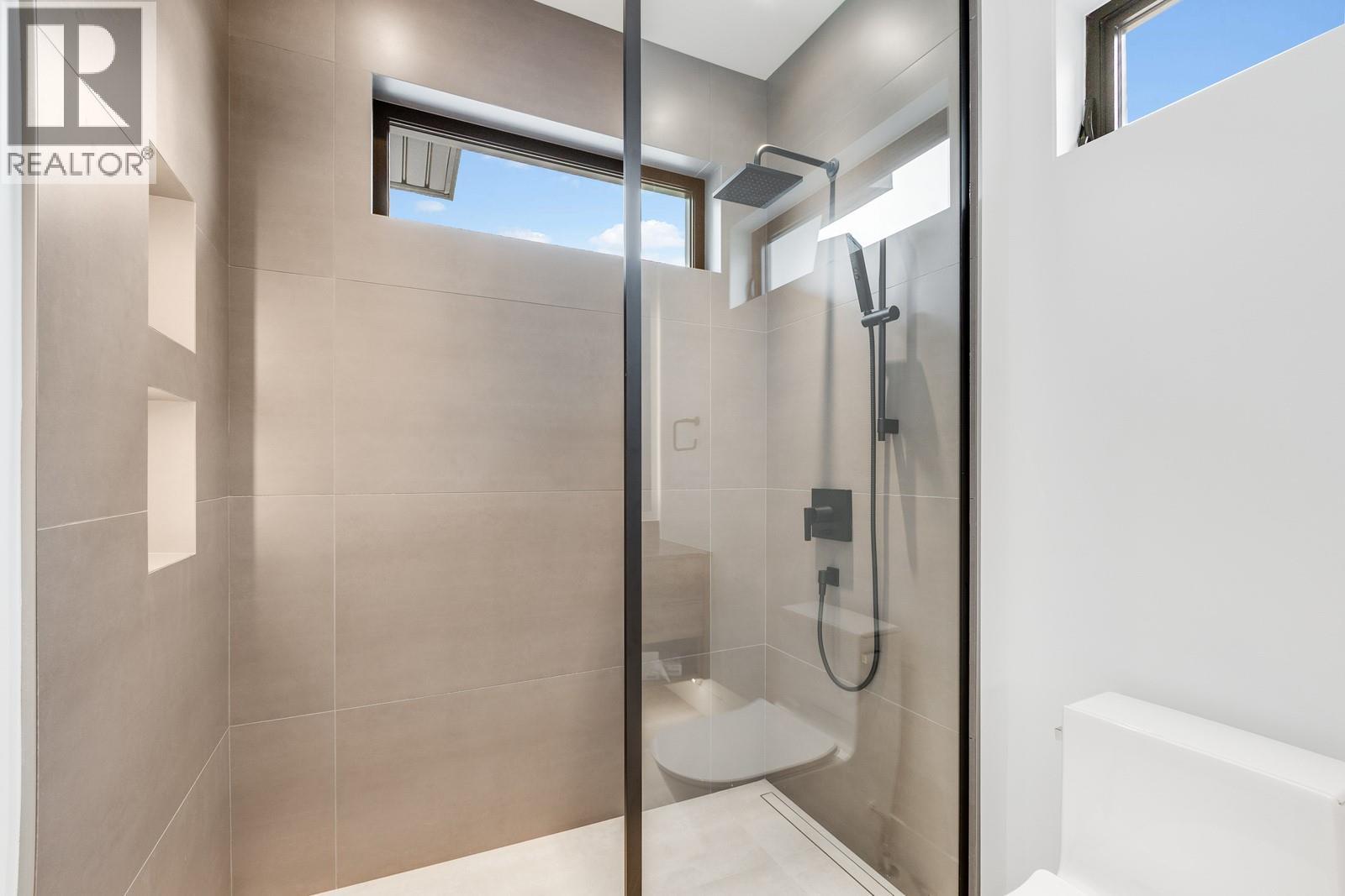 1122 Pearcy Court, Kelowna, BC - Indoor Photo Showing Bathroom