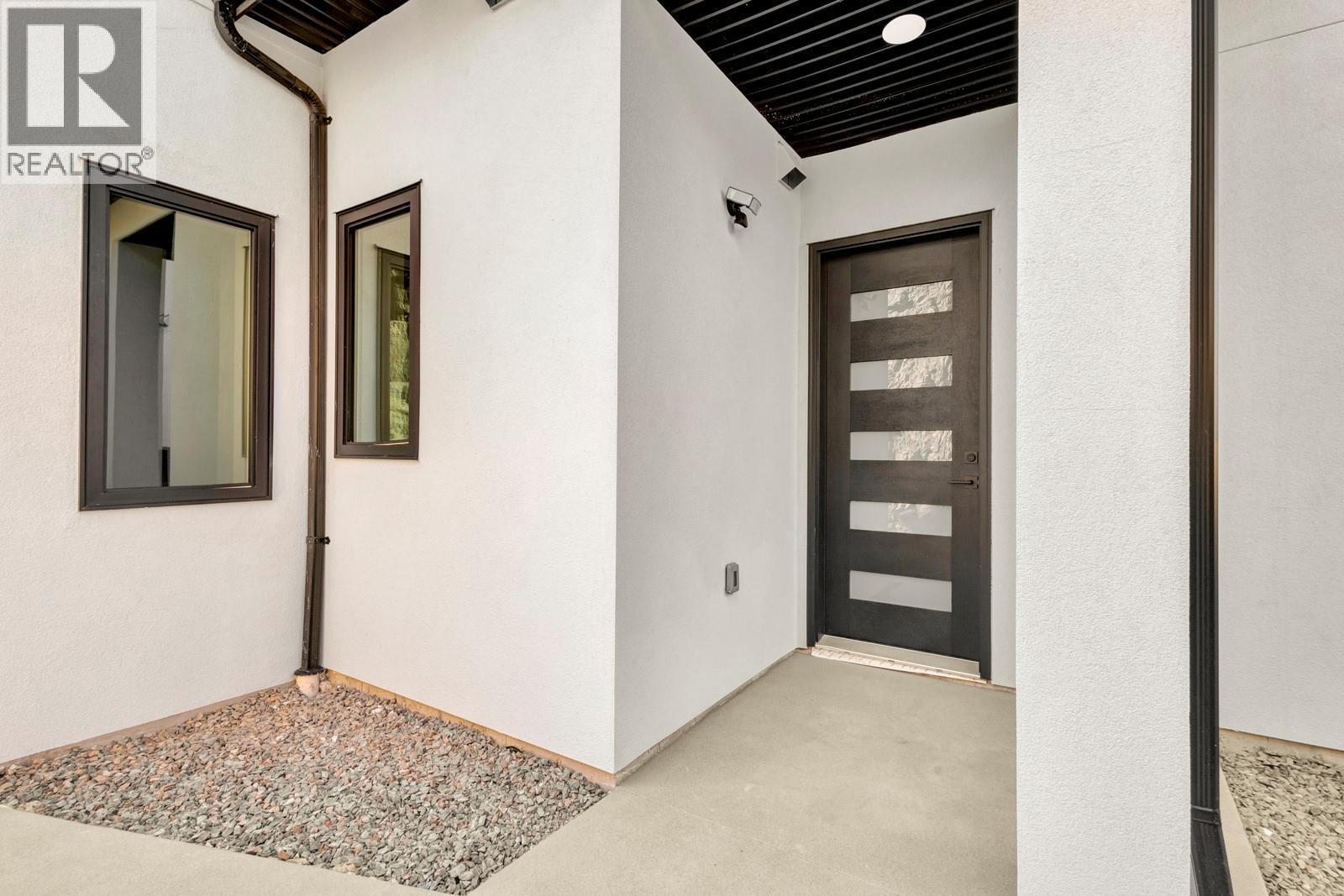 1122 Pearcy Court, Kelowna, BC - With Exterior