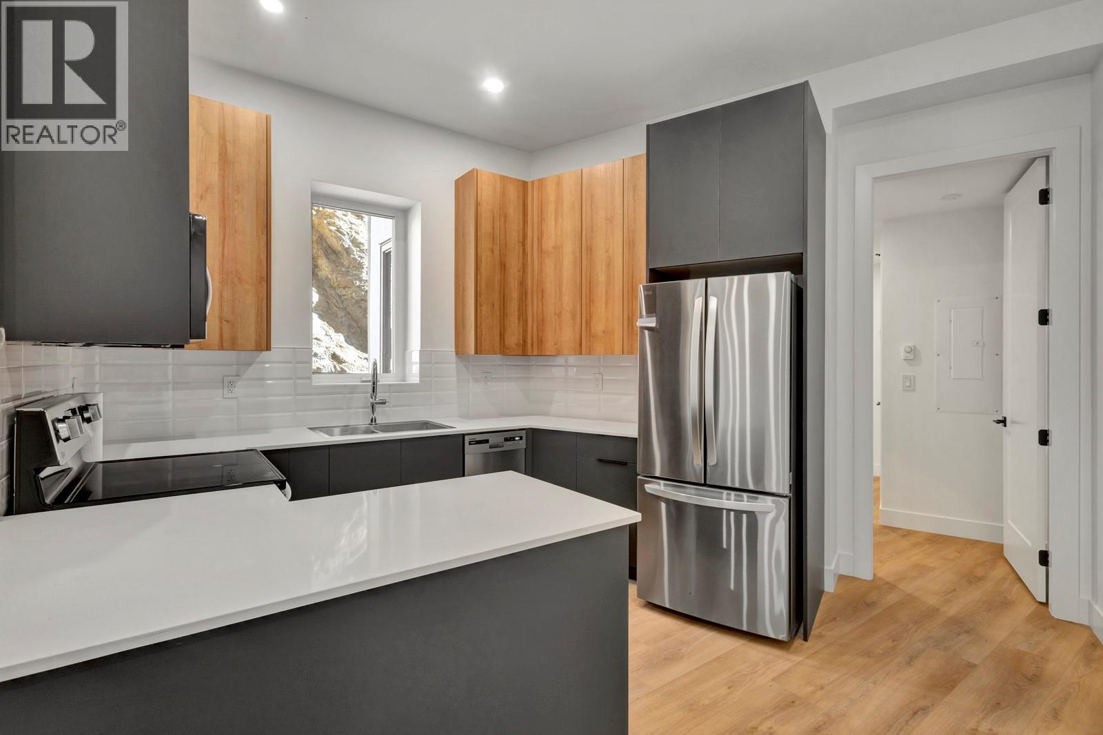 1122 Pearcy Court, Kelowna, BC - Indoor Photo Showing Kitchen With Double Sink