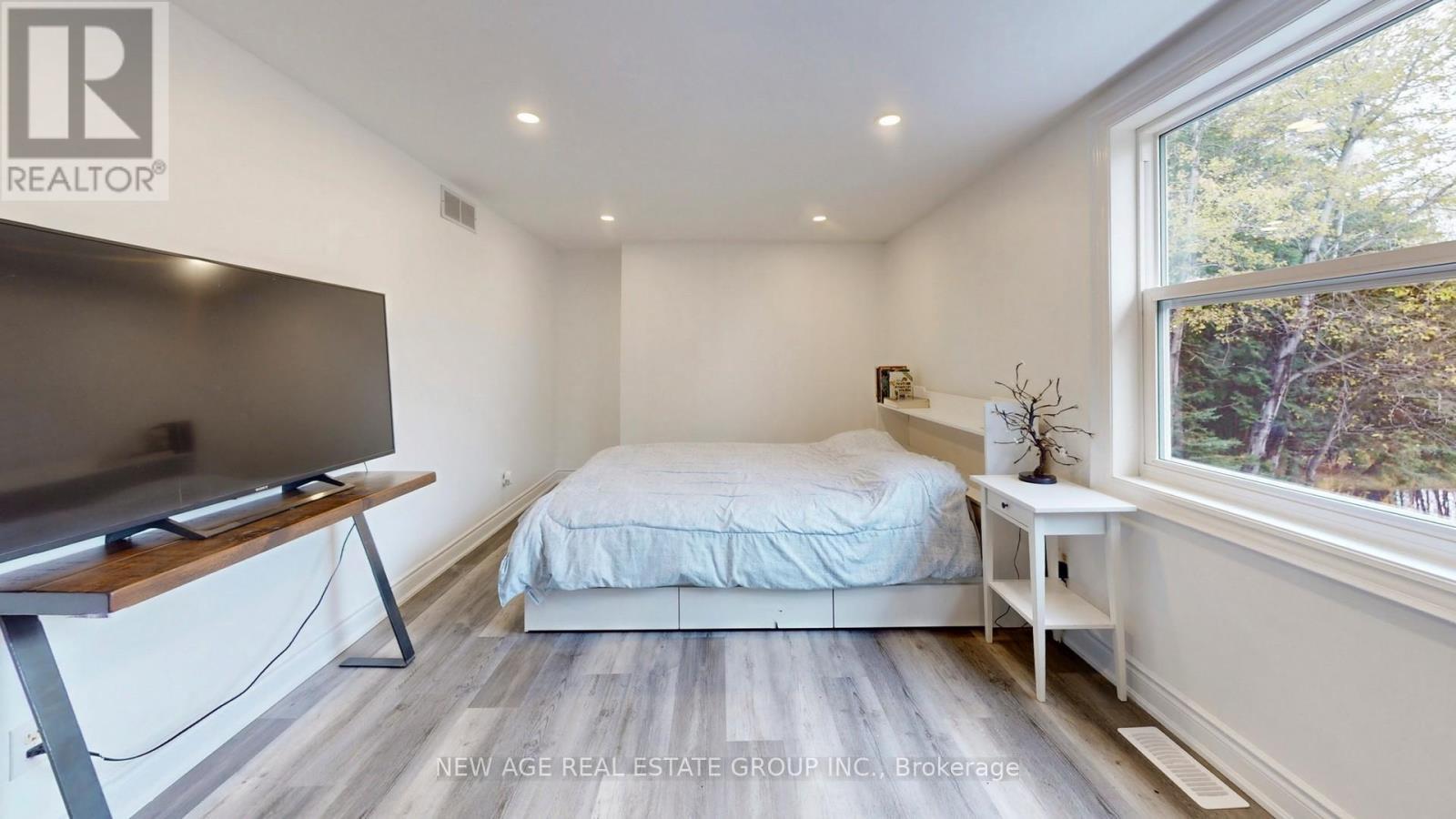 9045 Sideroad 17, Erin, ON - Indoor Photo Showing Bedroom