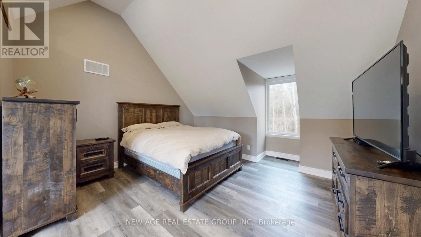 9045 Sideroad 17, Erin, ON - Indoor Photo Showing Bedroom