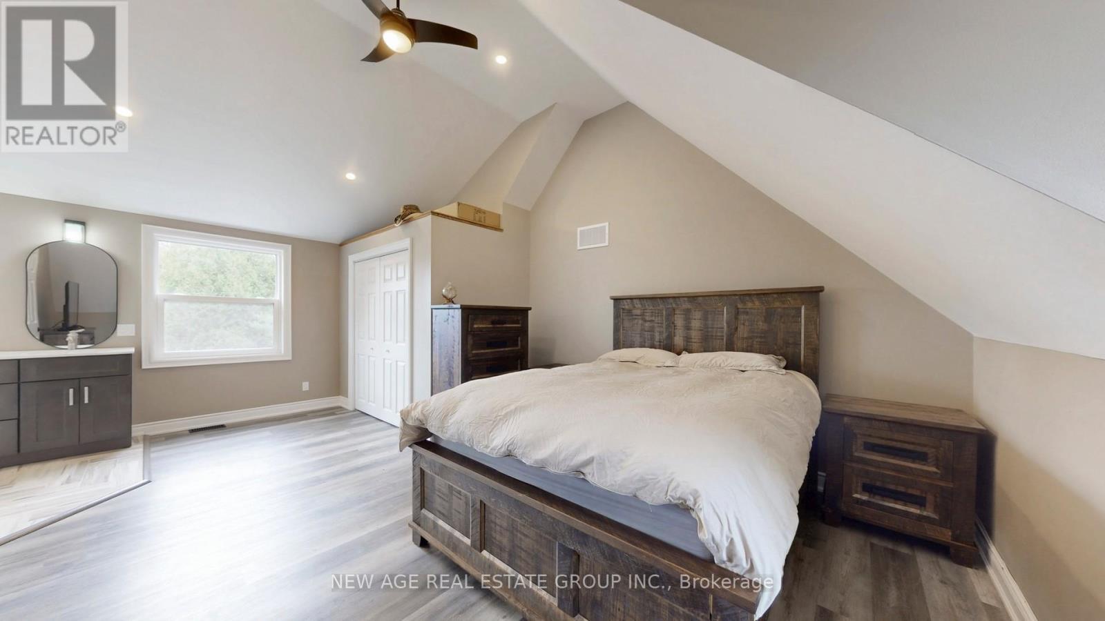 9045 Sideroad 17, Erin, ON - Indoor Photo Showing Bedroom