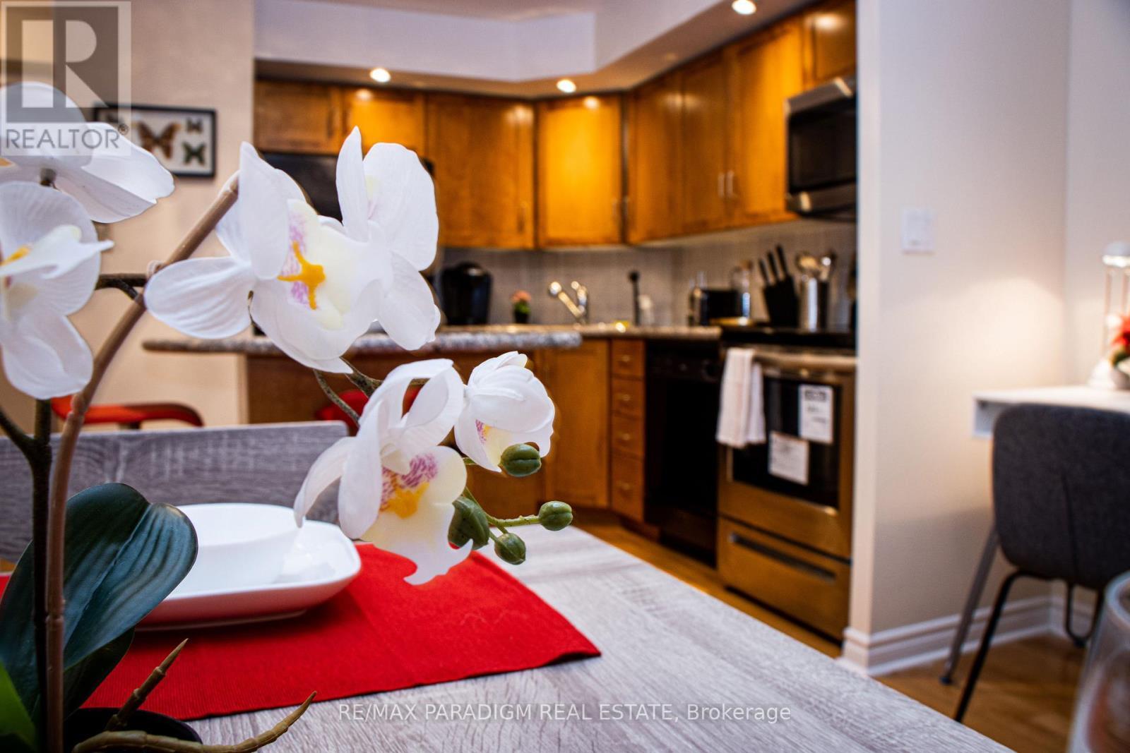 704 - 270 Wellington Street W, Toronto, ON - Indoor