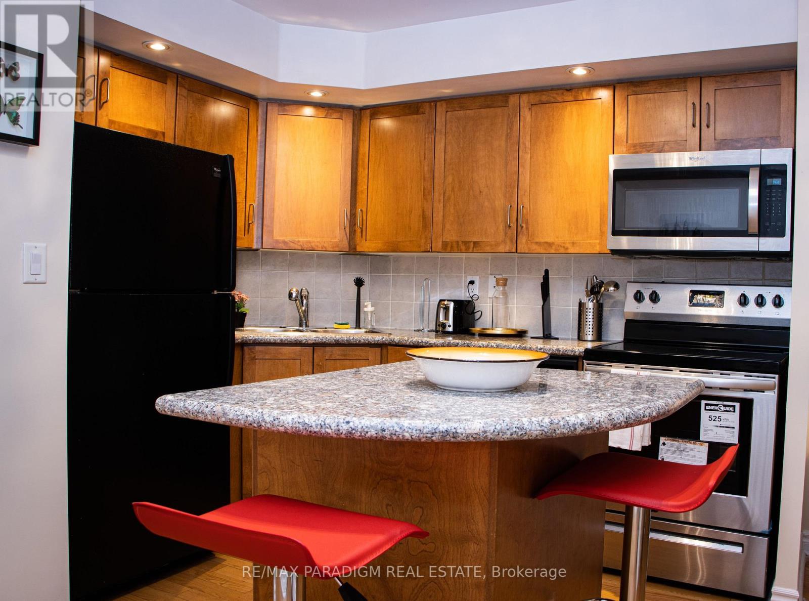 704 - 270 Wellington Street W, Toronto, ON - Indoor Photo Showing Kitchen