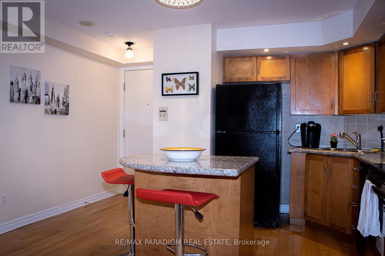 704 - 270 Wellington Street W, Toronto, ON - Indoor Photo Showing Kitchen With Double Sink