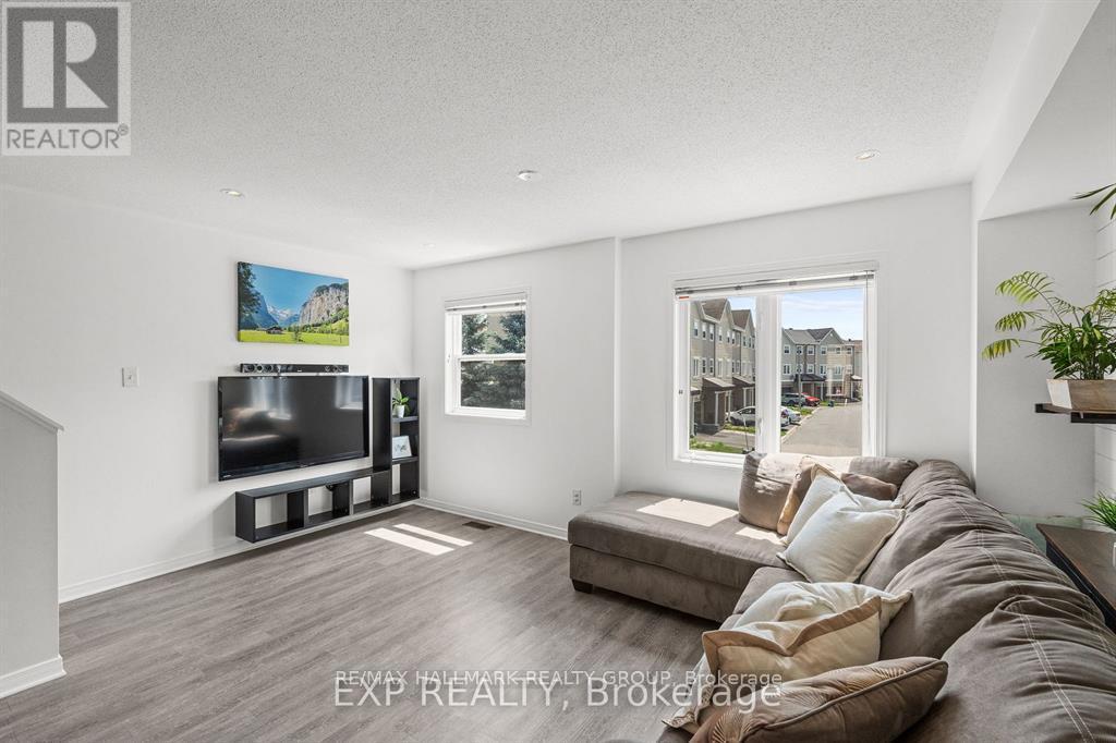517 Simran Private, Ottawa, ON - Indoor Photo Showing Living Room