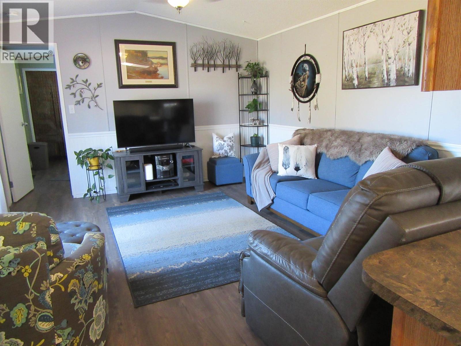 6064 Norman Road, 100 Mile House, BC - Indoor Photo Showing Living Room